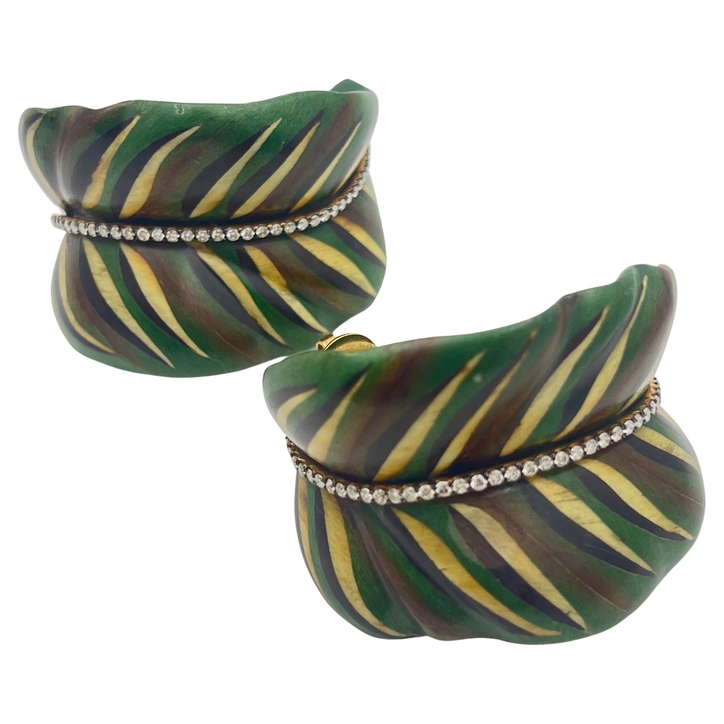 Grandes boucles d'oreilles botaniques en bois courbé et or jaune 18 carats de Silvia Furmanovich, décorées de feuilles peintes à la main et centrées sur une rangée de diamants ronds de couleur brun clair. Les diamants pèsent 2,11 carats au total.