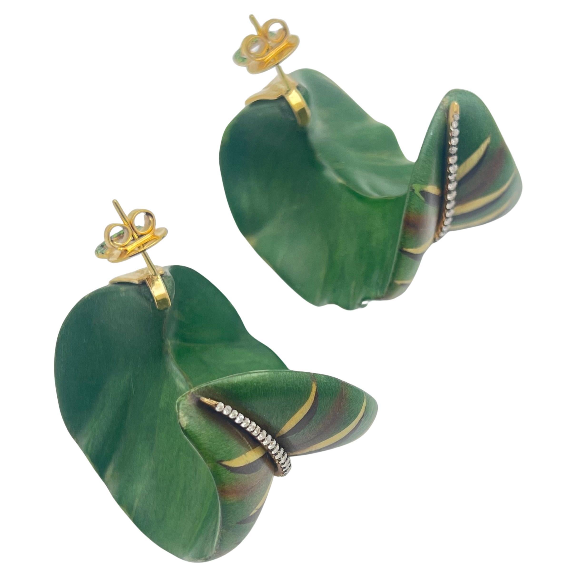 Taille brillant Silvia Furmanovich Boucles d'oreilles botaniques en bois de marqueterie à diamants, de grande taille et courbées en vente