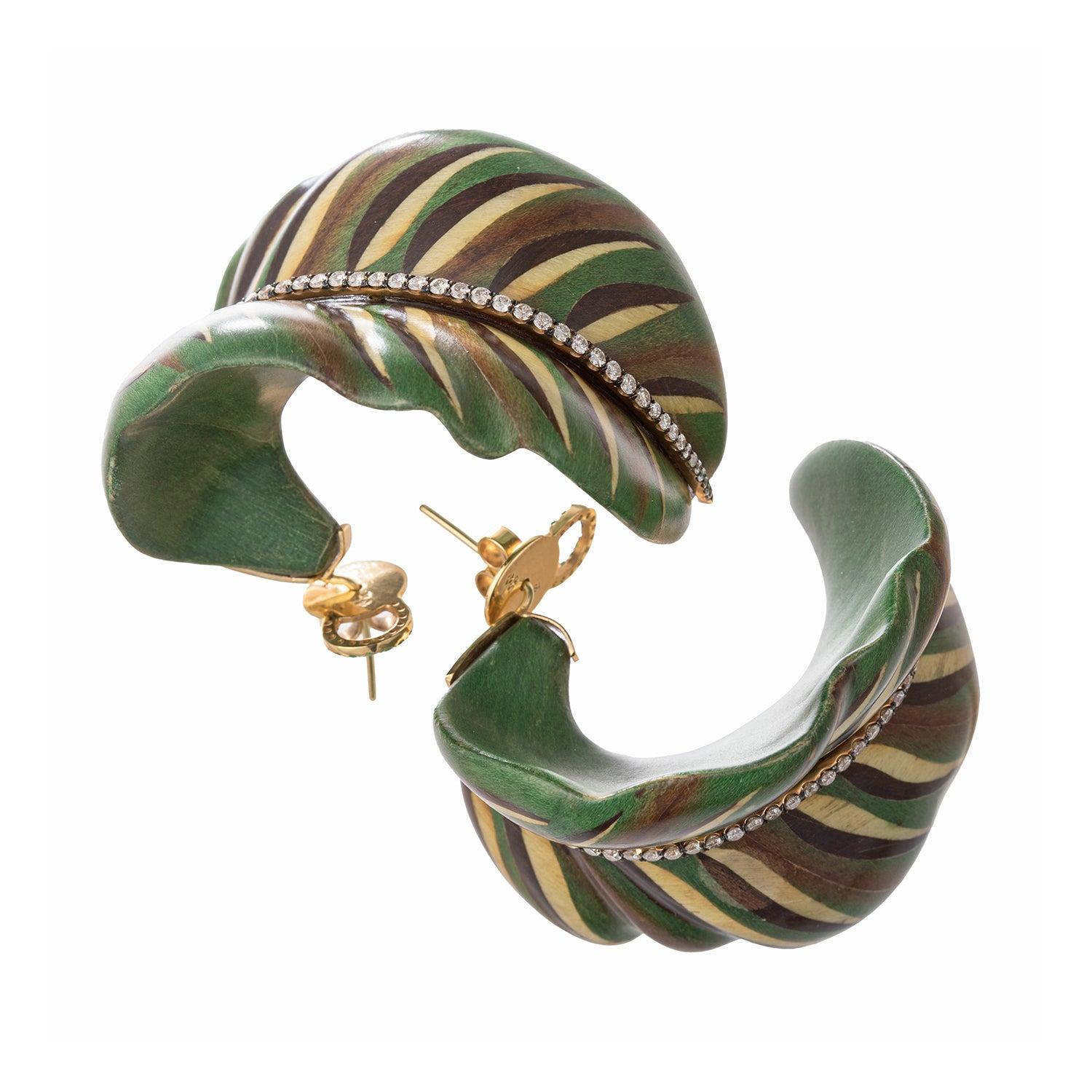 Silvia Furmanovich Boucles d'oreilles botaniques en bois de marqueterie à diamants, de grande taille et courbées en vente 1