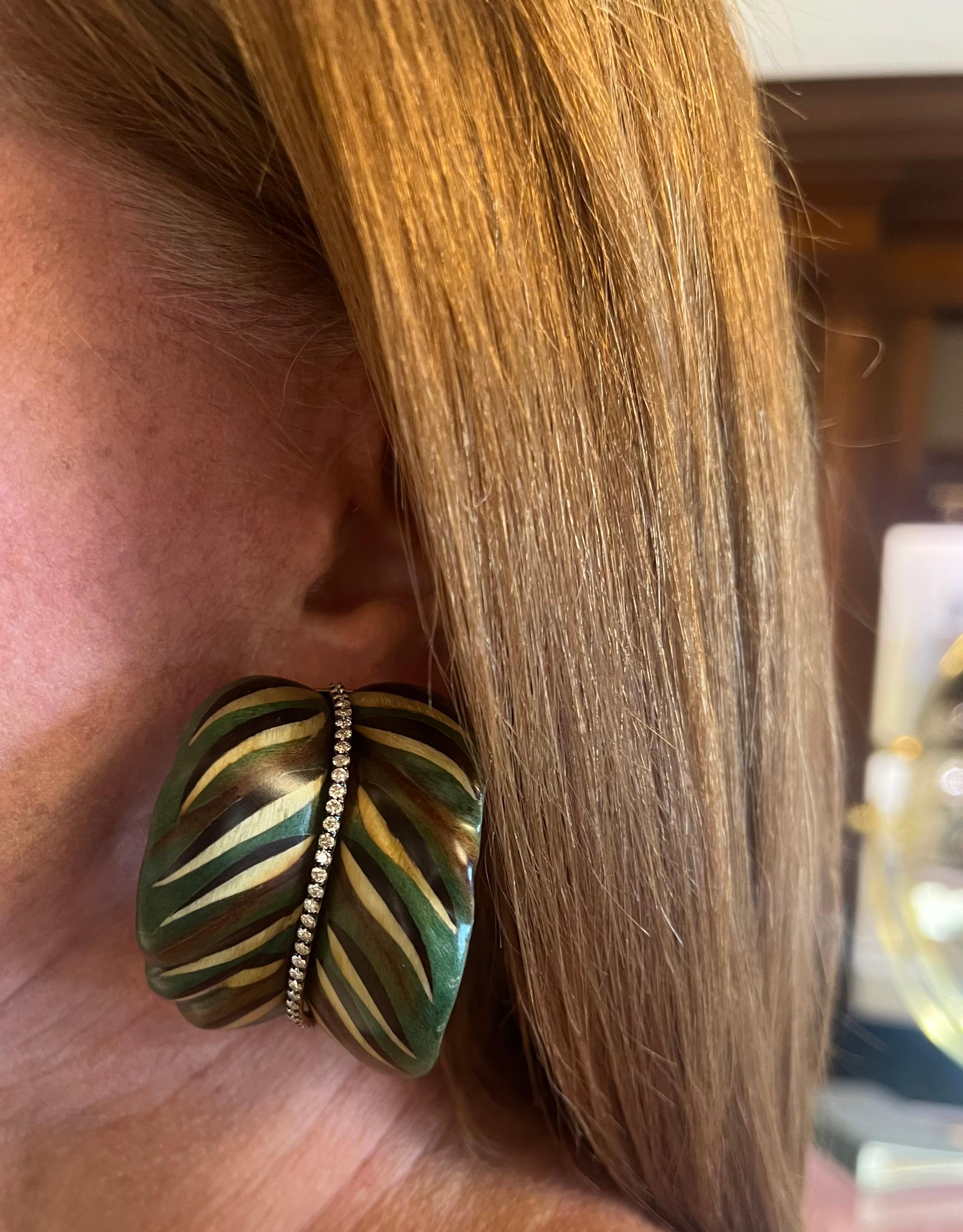 Silvia Furmanovich Boucles d'oreilles botaniques en bois de marqueterie à diamants, de grande taille et courbées en vente 3