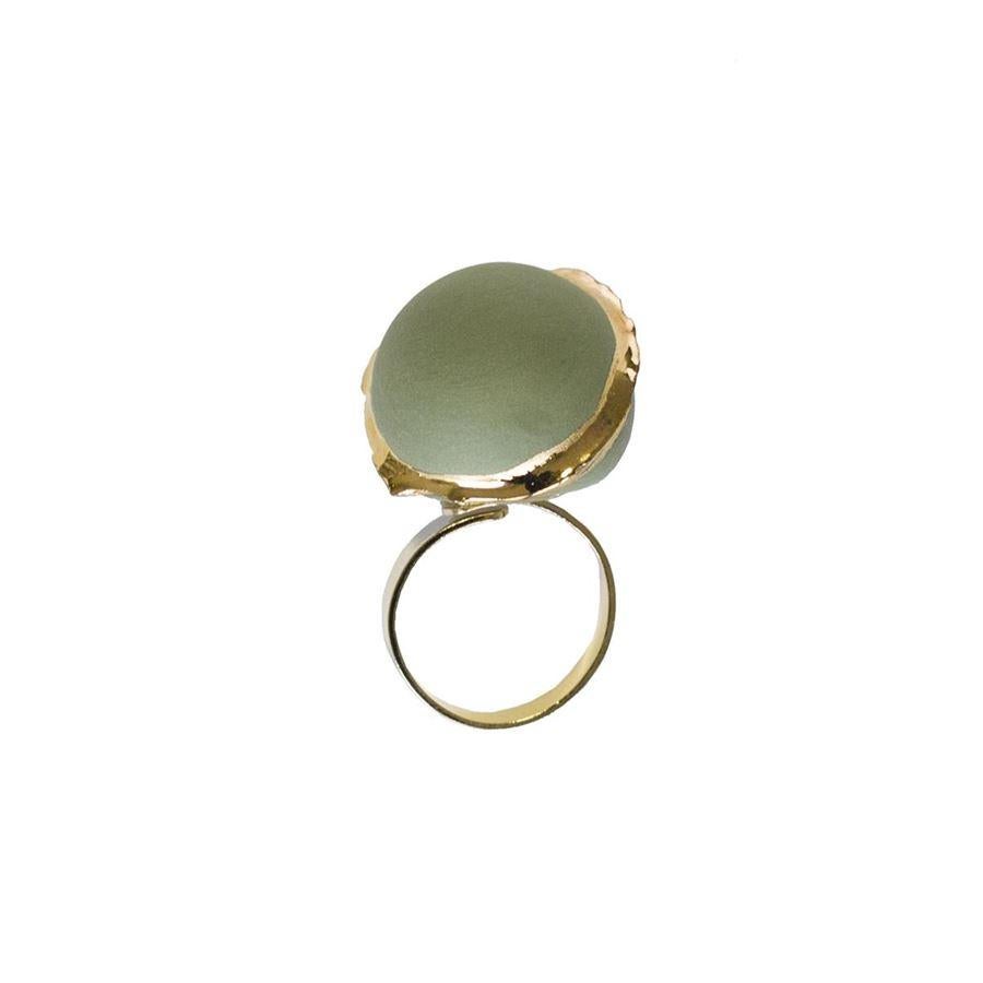 Produit 100% fait à la main 
Technique de mise en œuvre : porcelaine coulée 
Porcelaine verte opaque
Base et inserts en laiton doré (adaptables)
Non allergène
Collection 