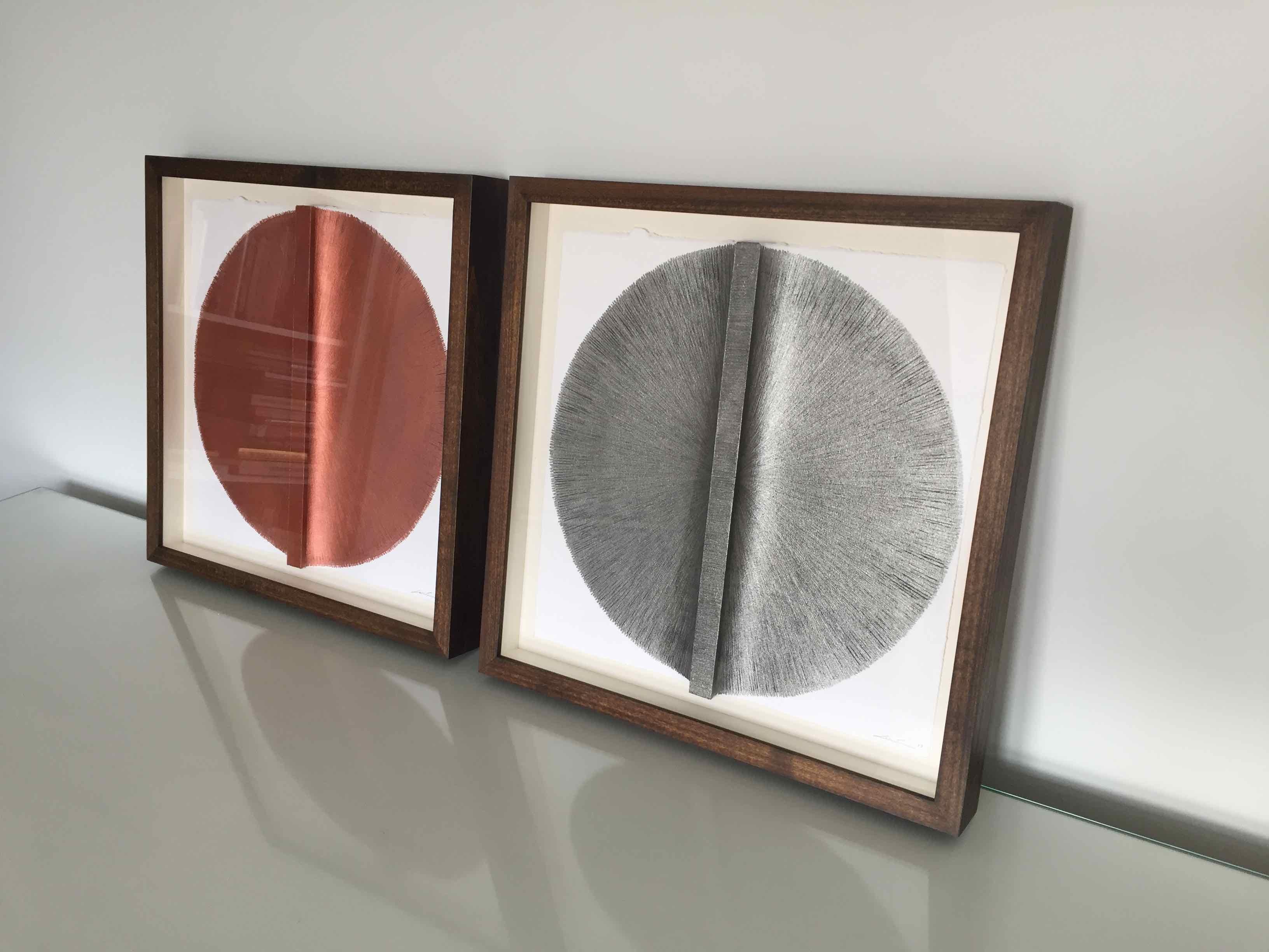 Solid Rod XI: Silberner Kreis, Gemälde auf Papier und Holz von Silvia Lerin im Angebot 4