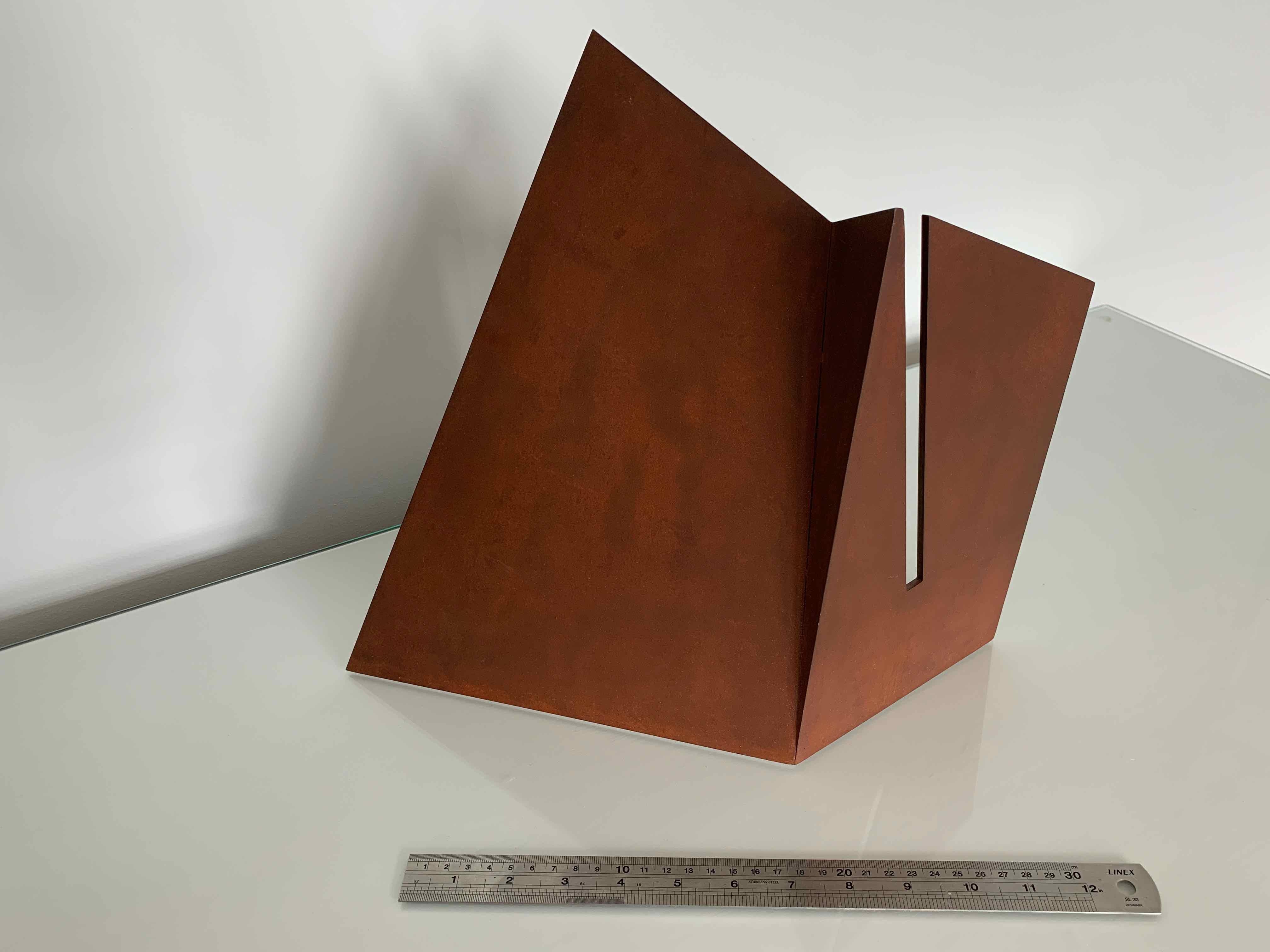 Fold with Fissure: Gusseisen-Skulptur von Silvia Lerin 10