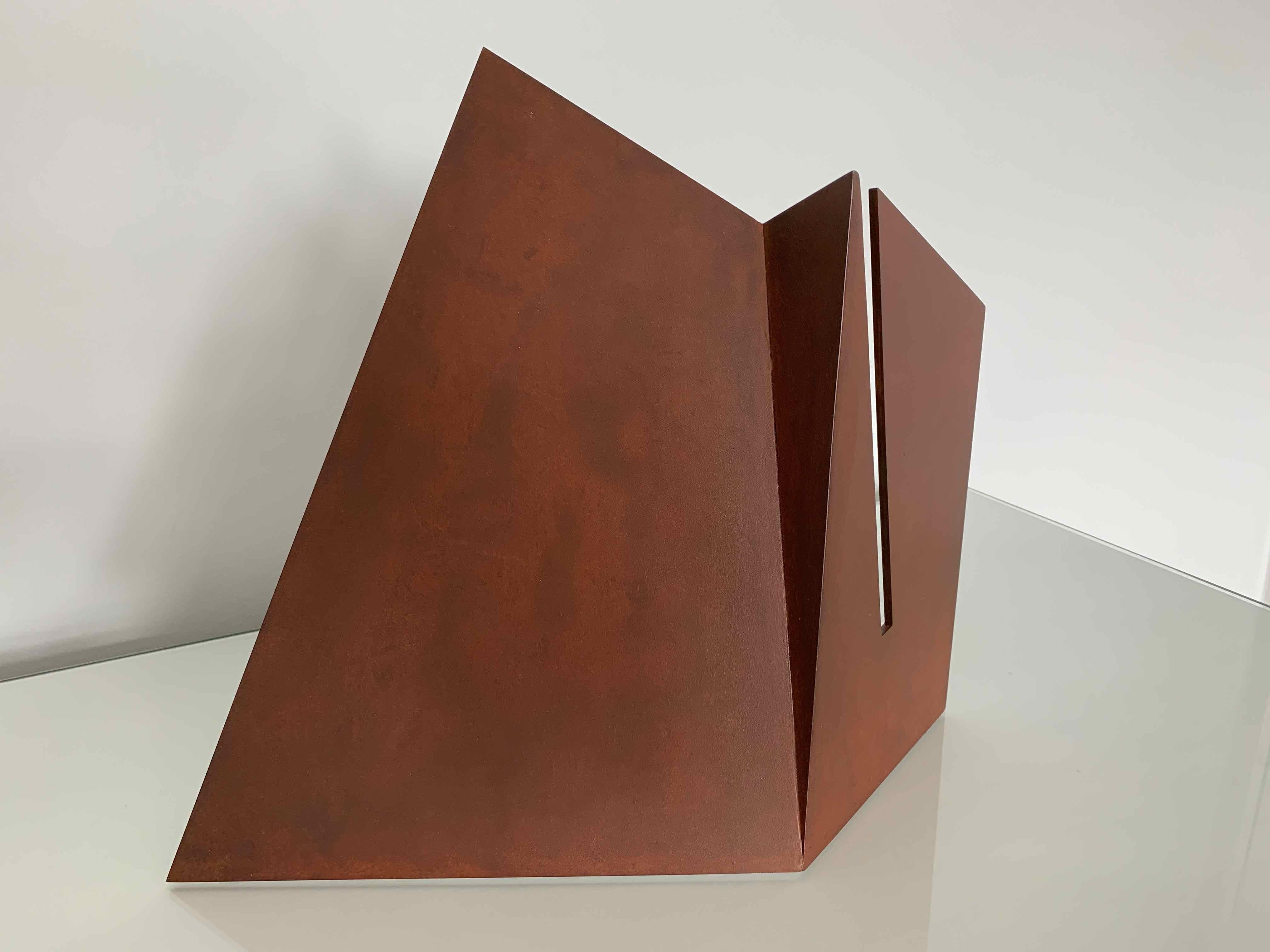 Fold with Fissure: Gusseisen-Skulptur von Silvia Lerin 1