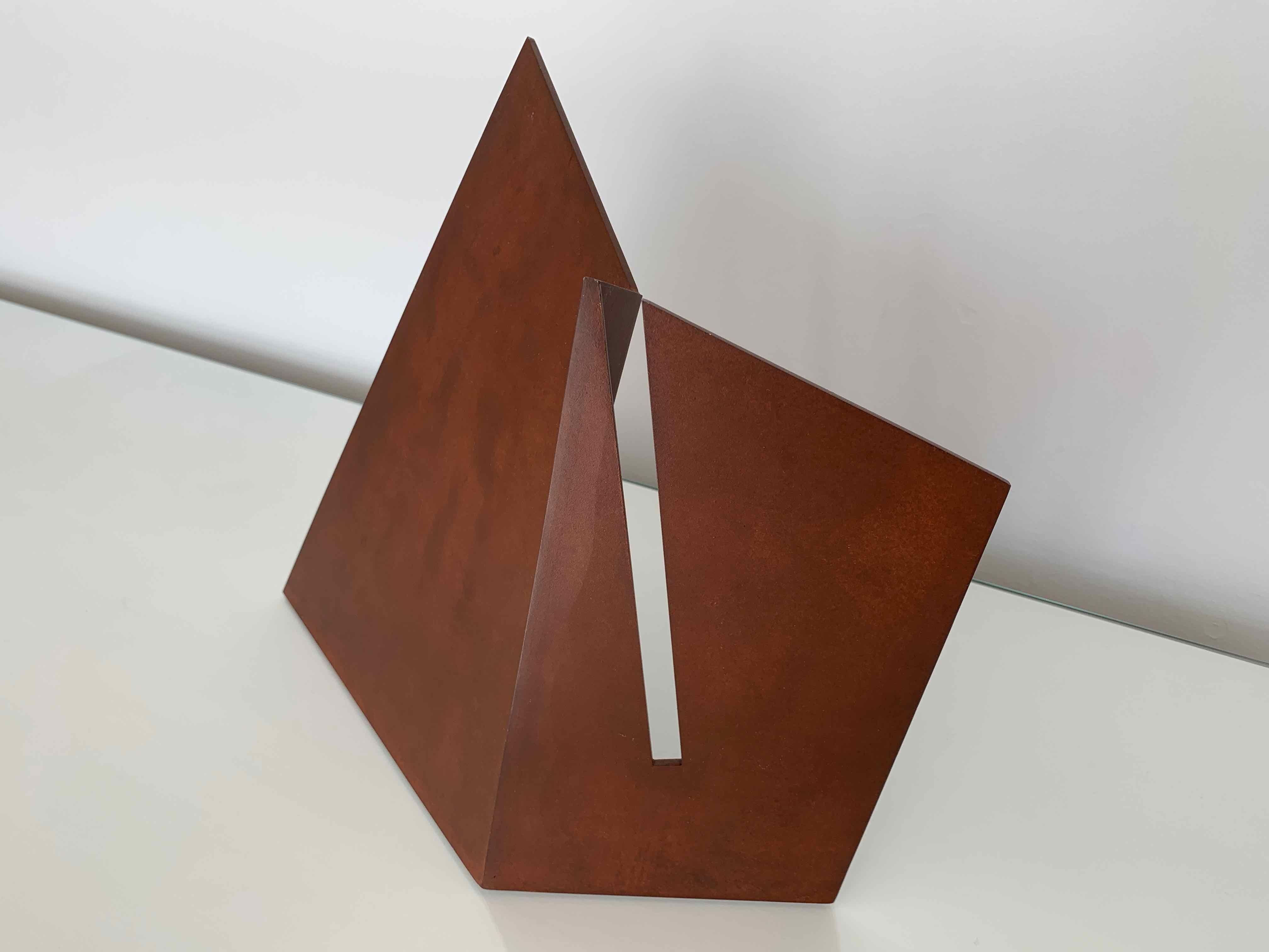 Fold with Fissure: Gusseisen-Skulptur von Silvia Lerin 2