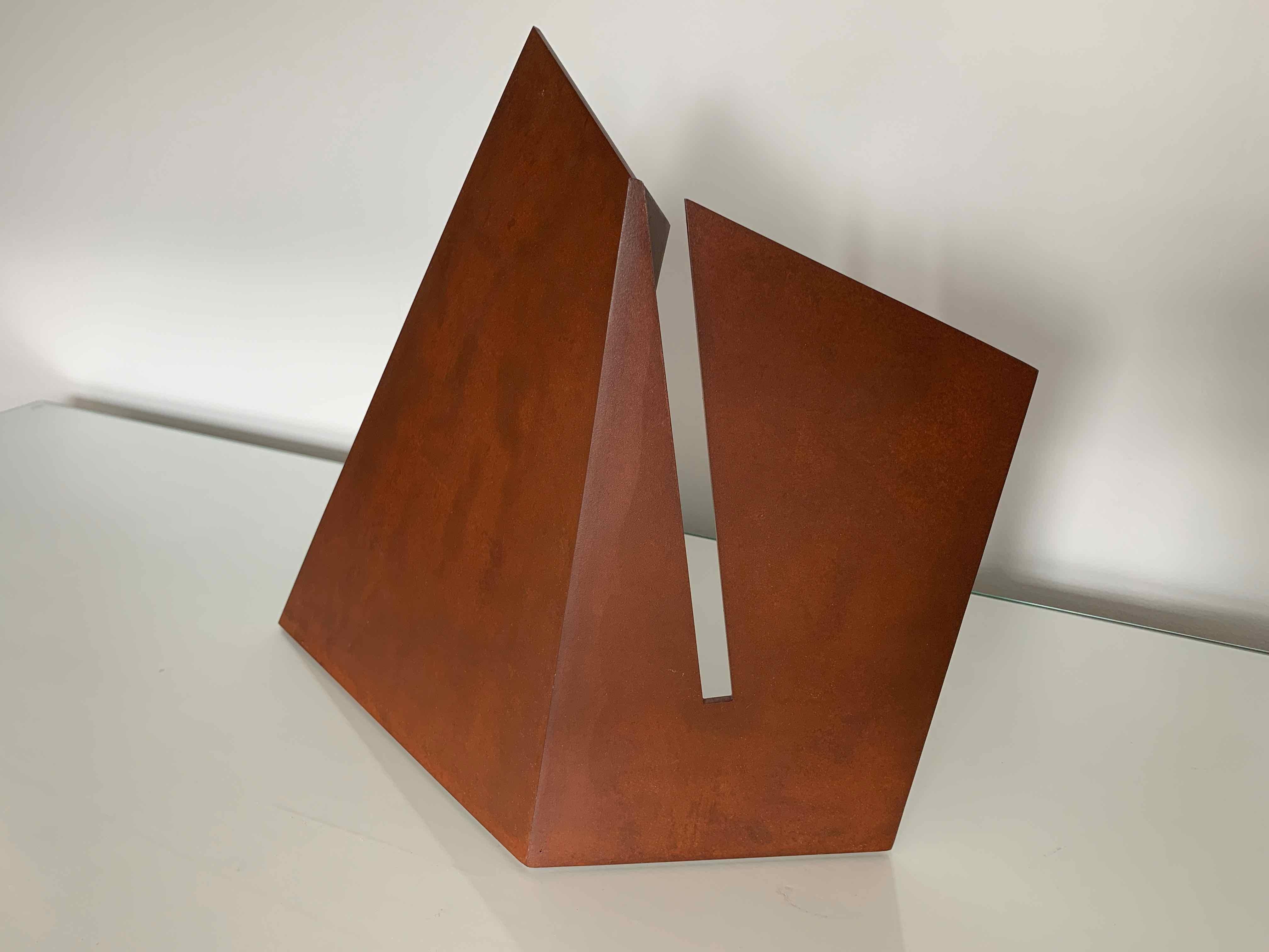 Fold with Fissure: Gusseisen-Skulptur von Silvia Lerin 3