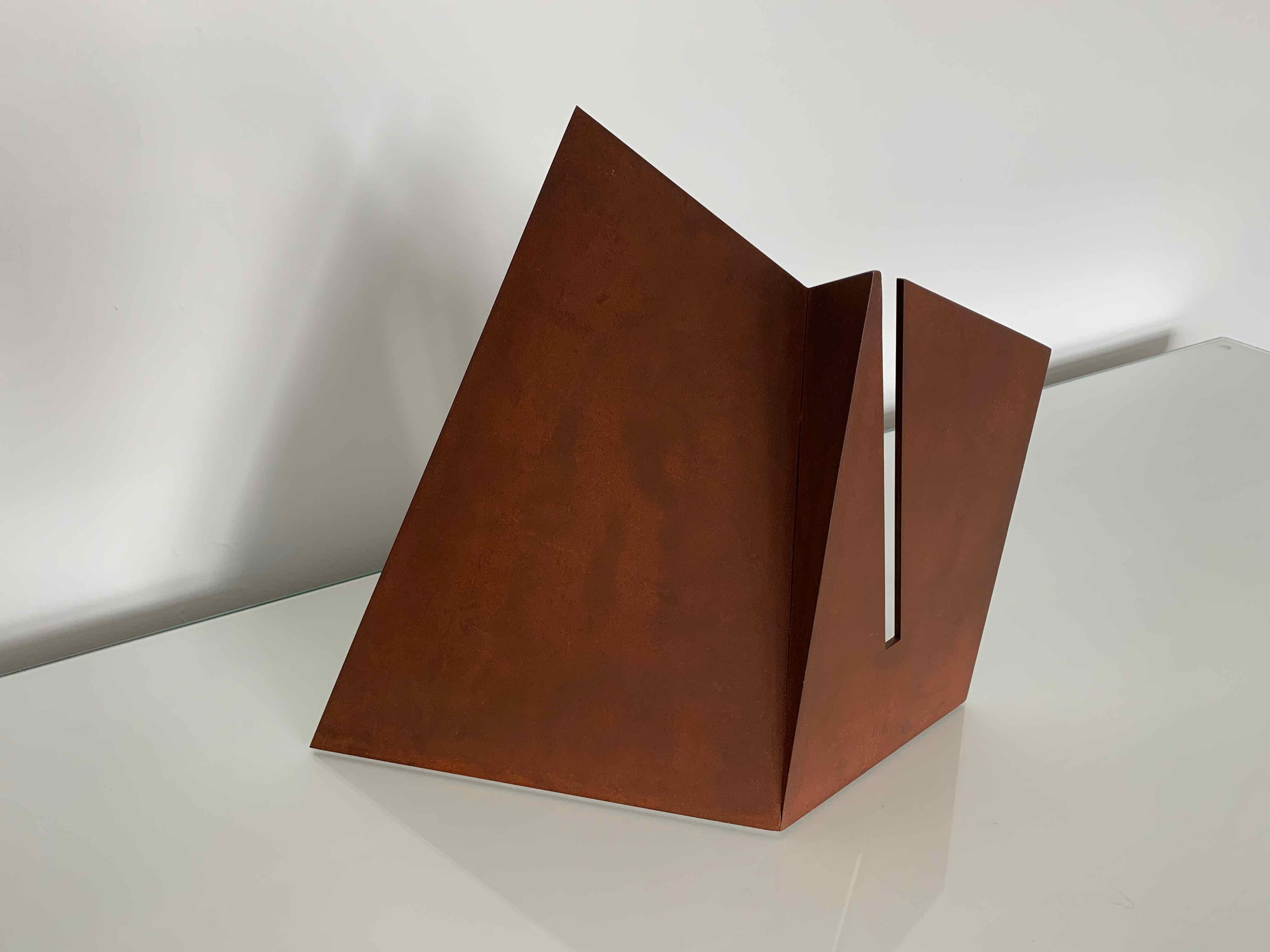 Fold with Fissure: Gusseisen-Skulptur von Silvia Lerin 4
