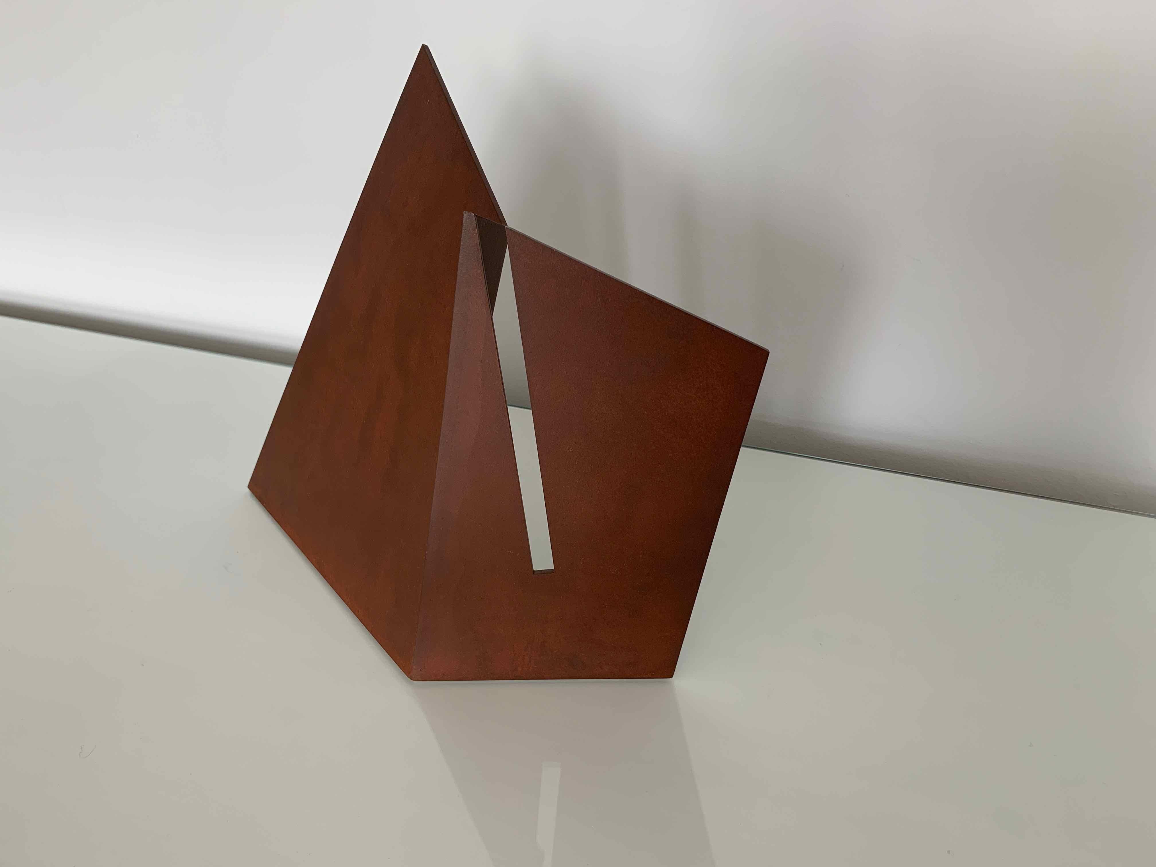 Fold with Fissure: Gusseisen-Skulptur von Silvia Lerin 5