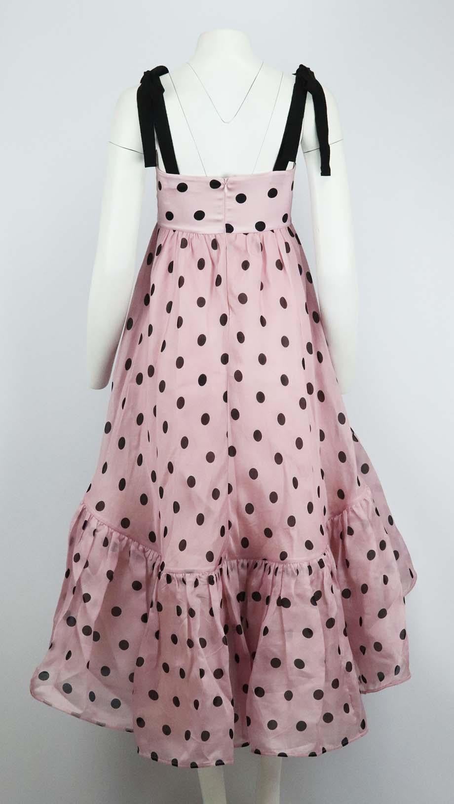 Questo abito midi di Silvia Tcherassai è realizzato in organza di seta stampata a pois rosa e neri in una silhouette a strati e presenta un fiocco nero sulla spalla. Seta rosa e nera. Chiusura con zip nascosta sul retro. 99% seta, 1% elastan;
