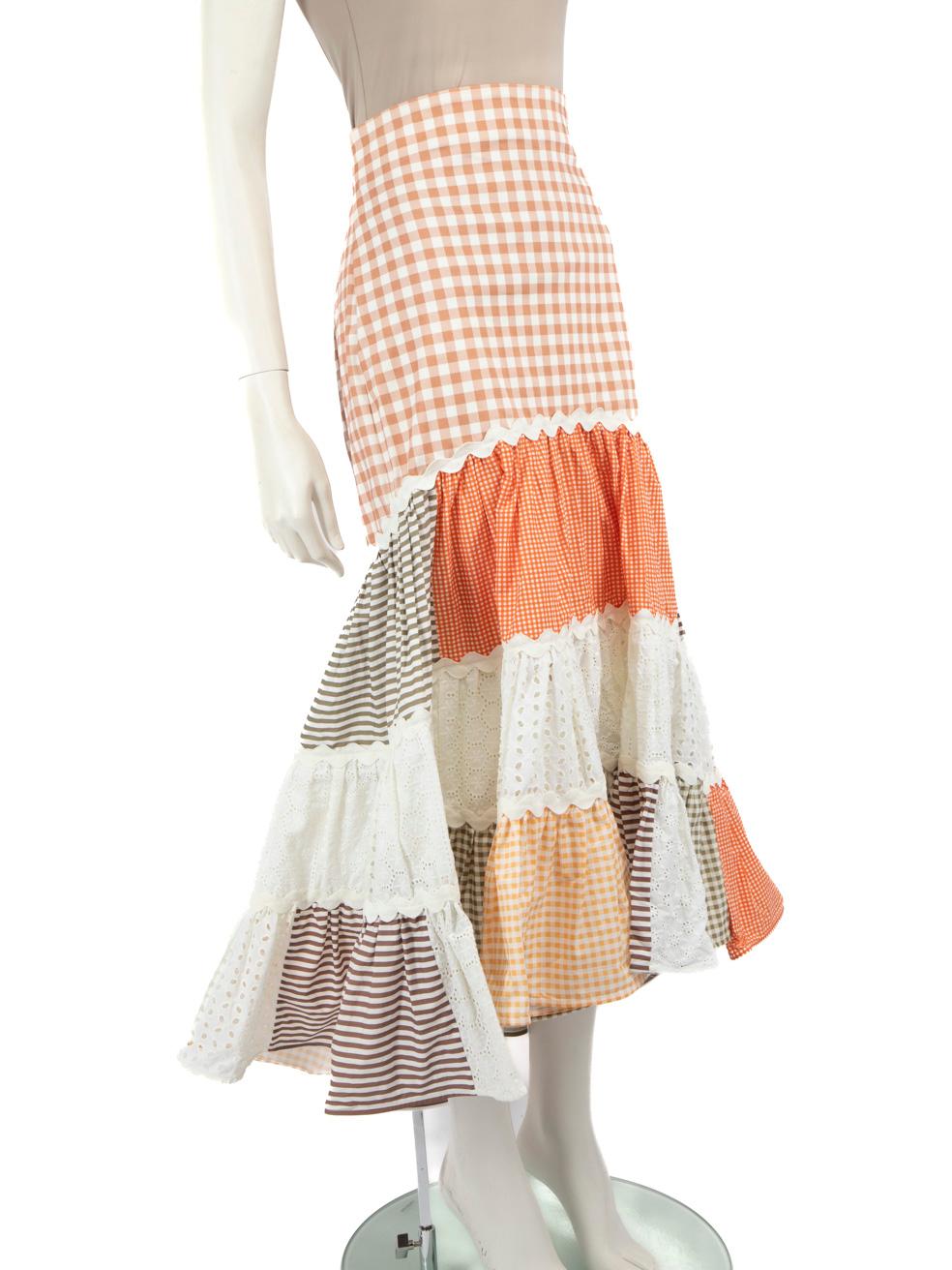 El ESTADO es Muy bueno. La falda presenta un desgaste mínimo y una decoloración en la cintura de esta prenda de segunda mano de la diseñadora Silvia Tcherassi.
 
 Detalles
 Multicolor
 Algodón
 Falda
 Estampado de cuadros y rayas
 Midi
 Dobladillo