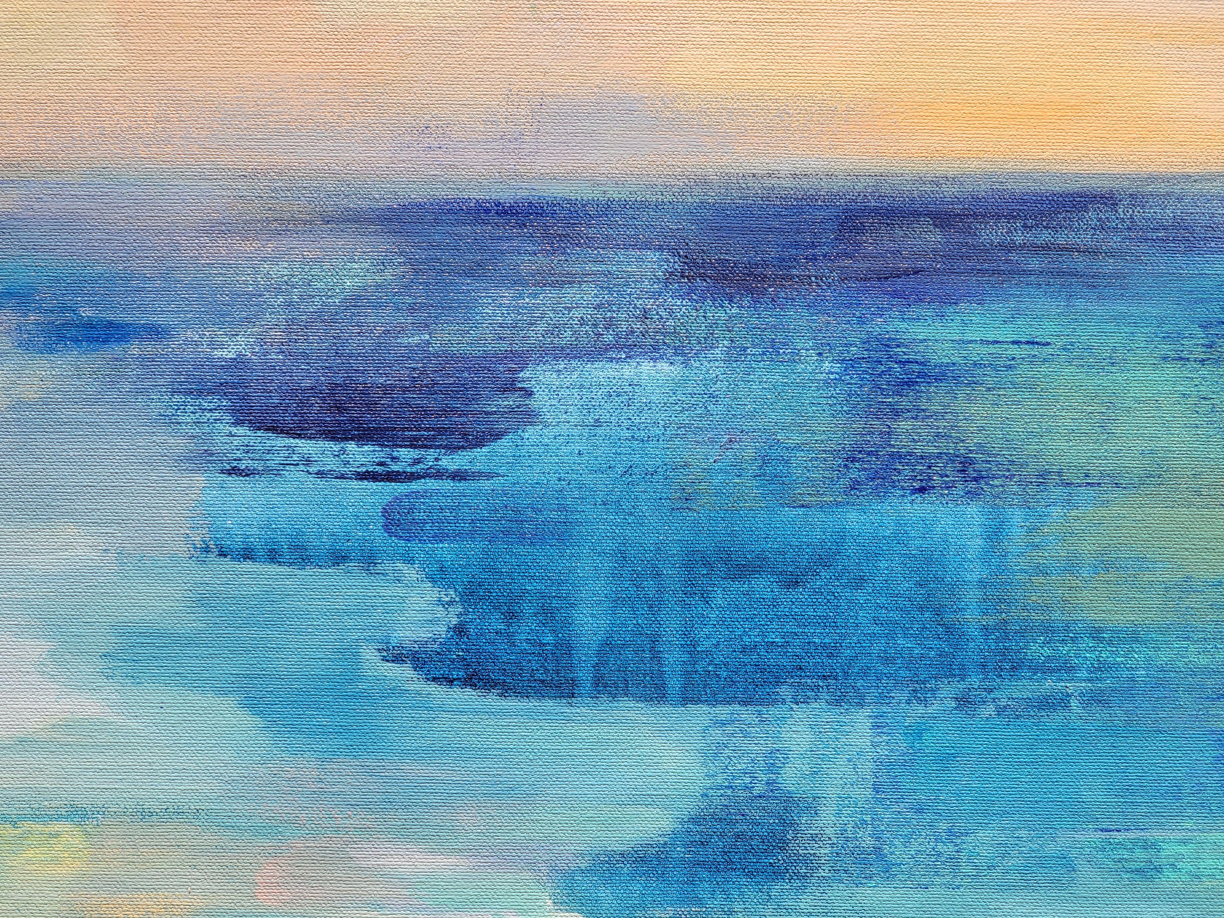 Este atmosférico paisaje marino está inspirado en la capa marina matinal sobre el océano Pacífico. Está pintado con acrílico, pero la técnica es similar a la acuarela. Suaves capas diluidas de pintura y goteos crean la atmósfera y el ambiente de un