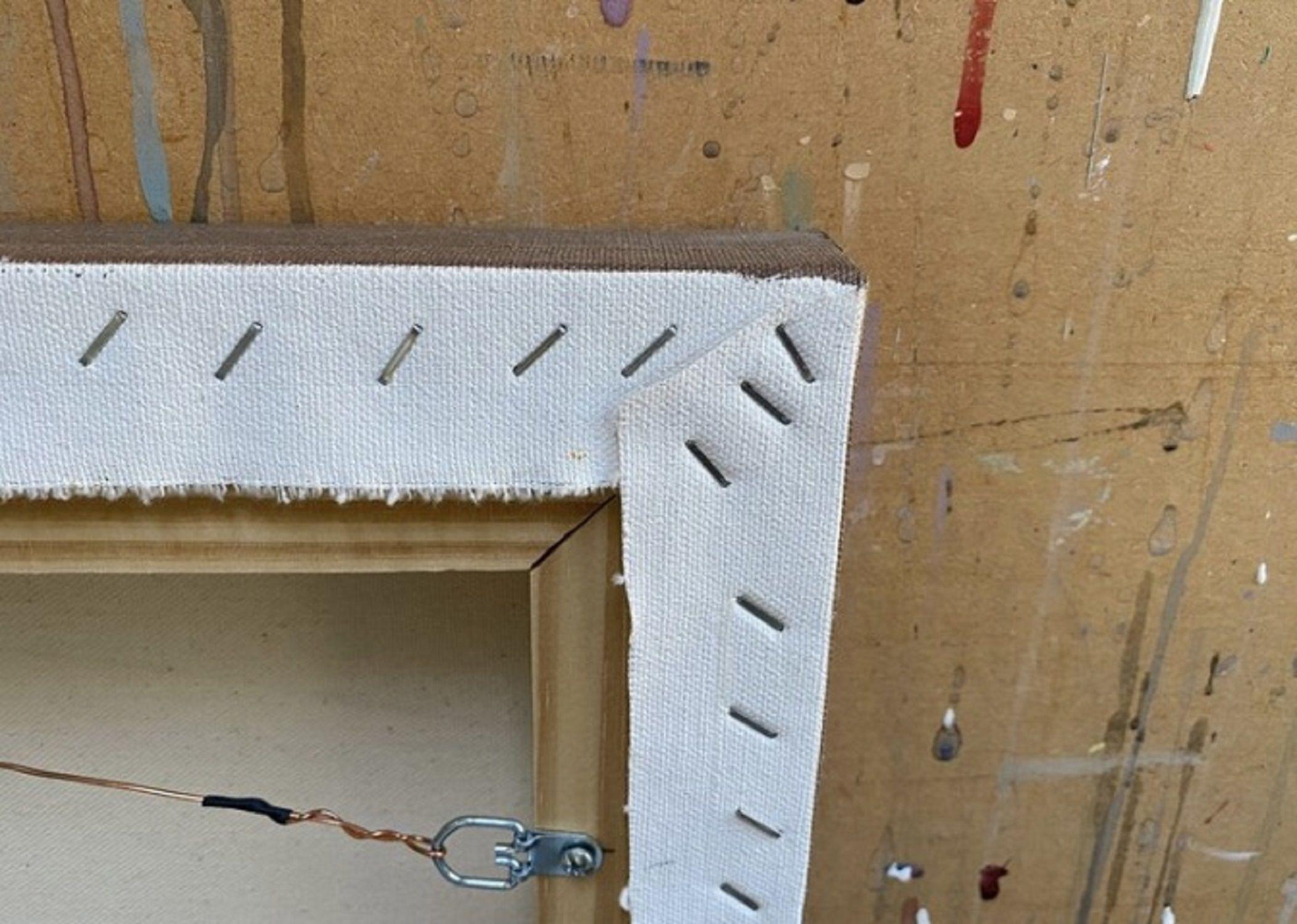 Abstraktes Gemälde, inspiriert von einer kleinen Bucht an einem grauen Tag, umhüllt von einer weichen Meeresschicht. Kräftige Pinselstriche vermitteln den dynamischen Charakter der Szene, wobei die Linien die Wellen und den fernen Horizont