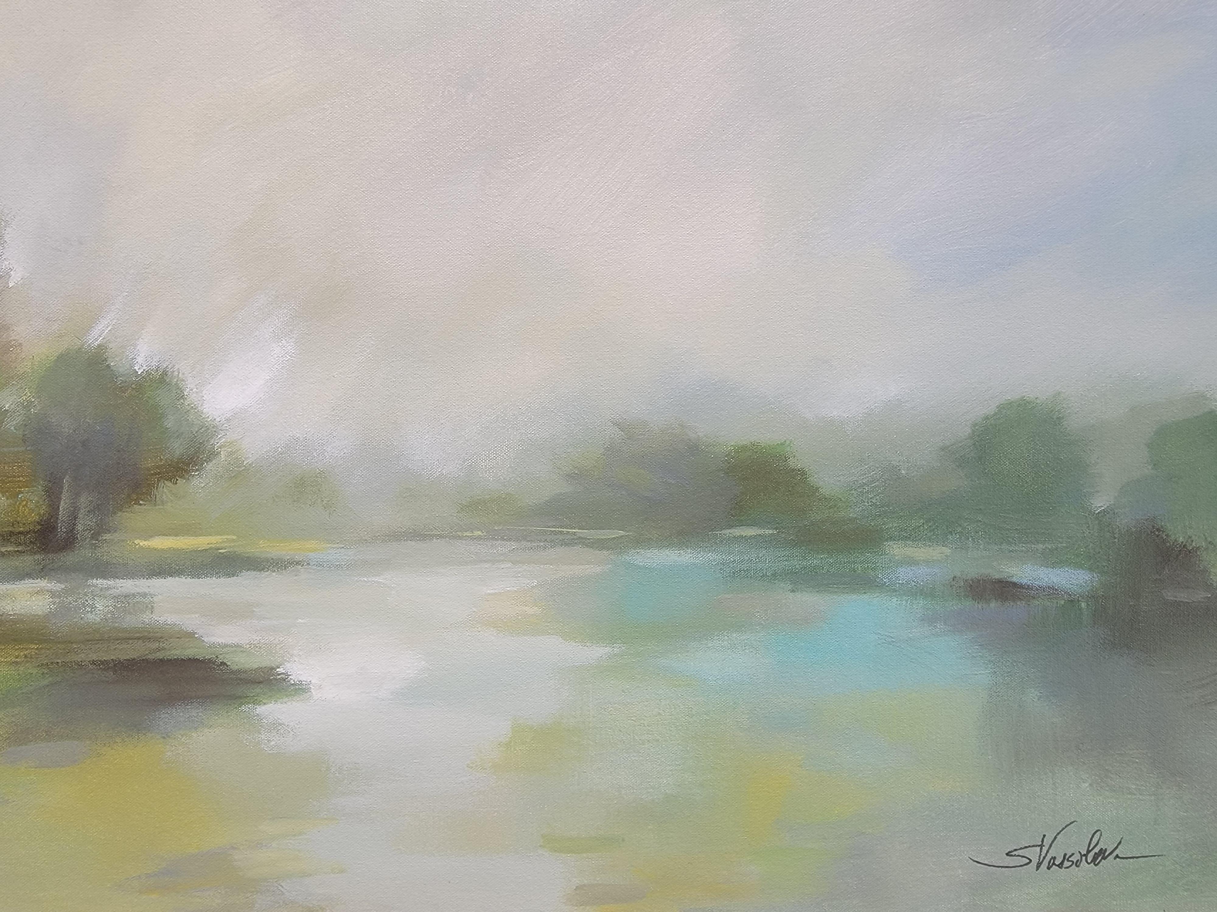 Diese Landschaft drückt das geheimnisvolle Licht und die Atmosphäre eines frühen Frühlingsmorgens am See aus. Die Farbpalette ist minimalistisch - neutrales Weiß und Grau mit Schattierungen von Grün und Aqua. Die Komposition ist einfach - See und