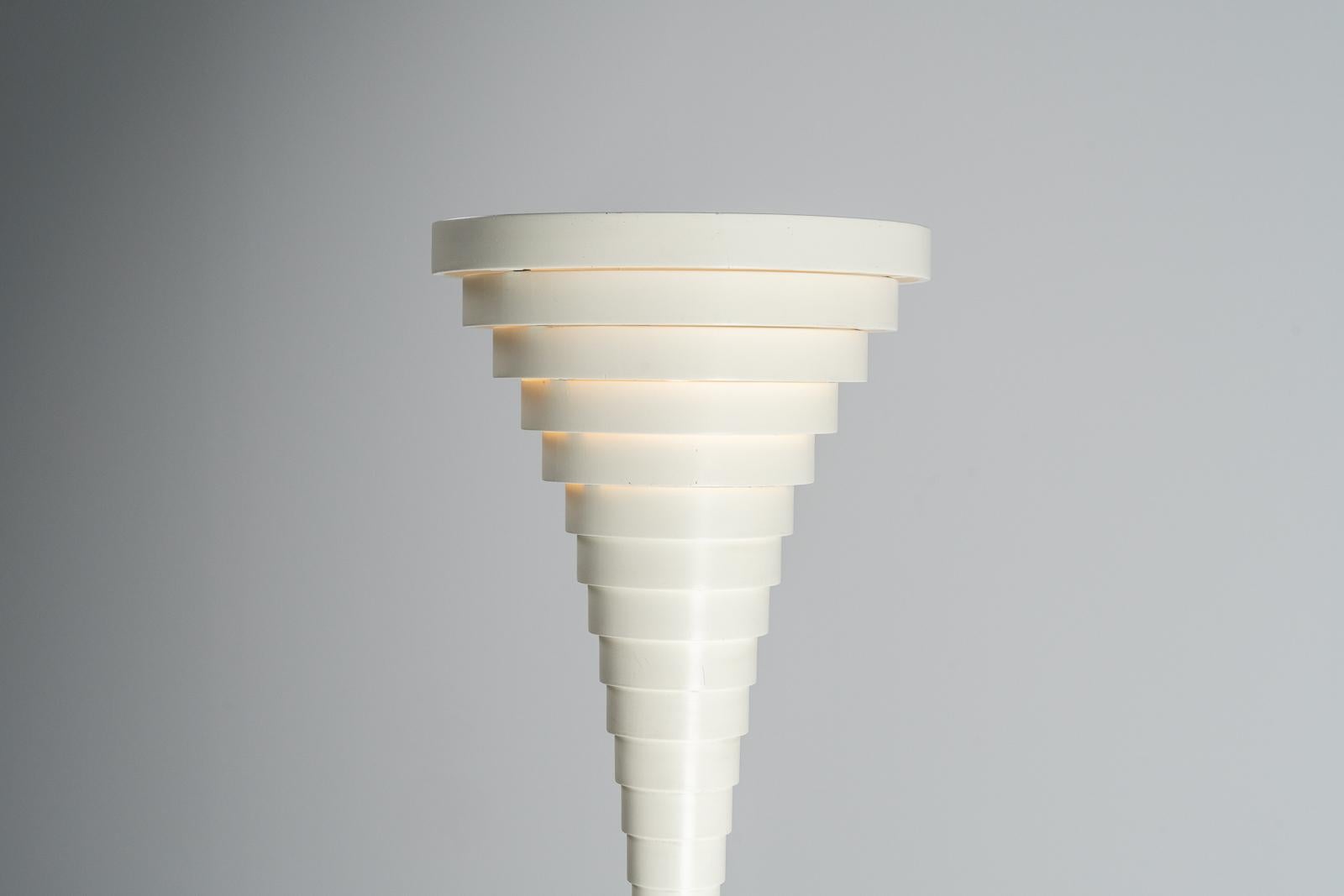 Excellent and also desirable Helga floor lamp from the hand of Silvio Bilangione, and manufactured by Fumagalli in Italy in 1967. The lamp itself is in a nice and original condition.
The shade and stand are made up of bent pieces of steamformed