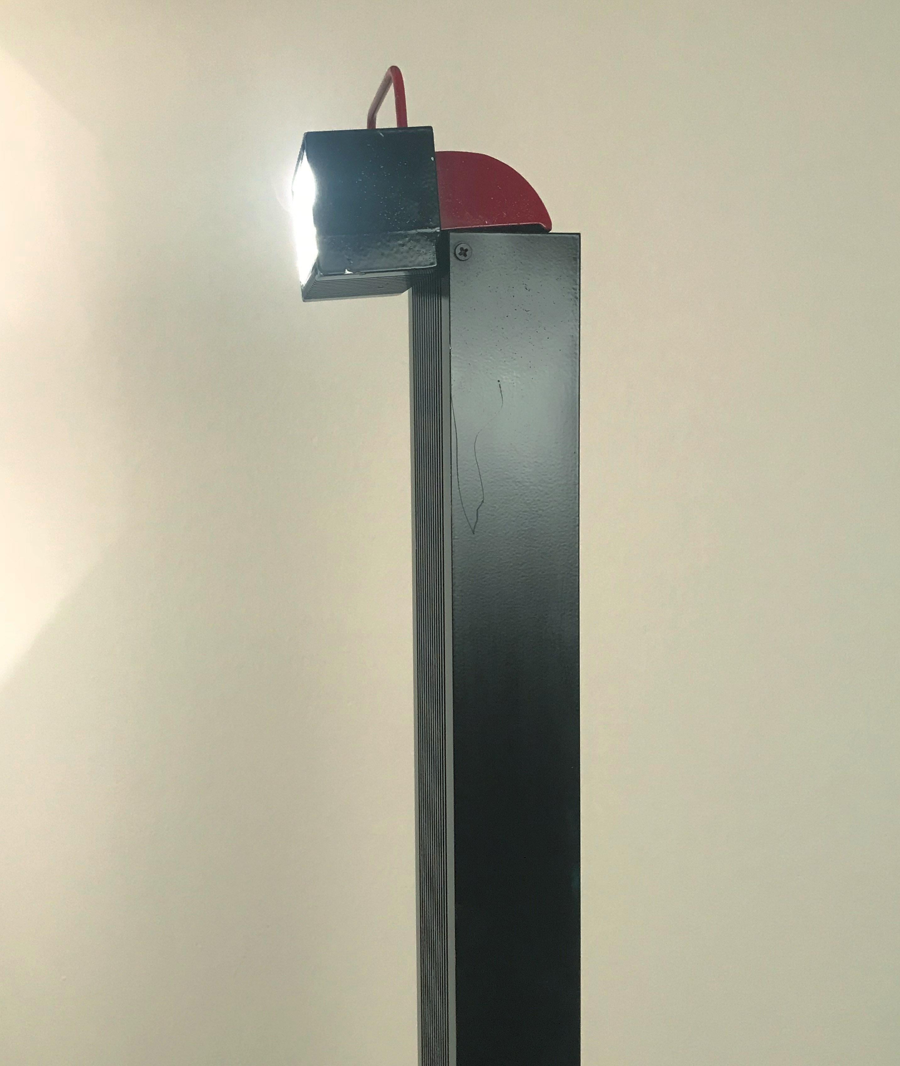 Merveilleux lampadaire midcentury en aluminium anodisé noir et rouge. Cette magnifique lampe a été conçue en Italie en 1978 par Silvio Carpani pour Stilnovo.

L'élément le plus unique de cette pièce étonnante est l'éclairage supérieur halogène