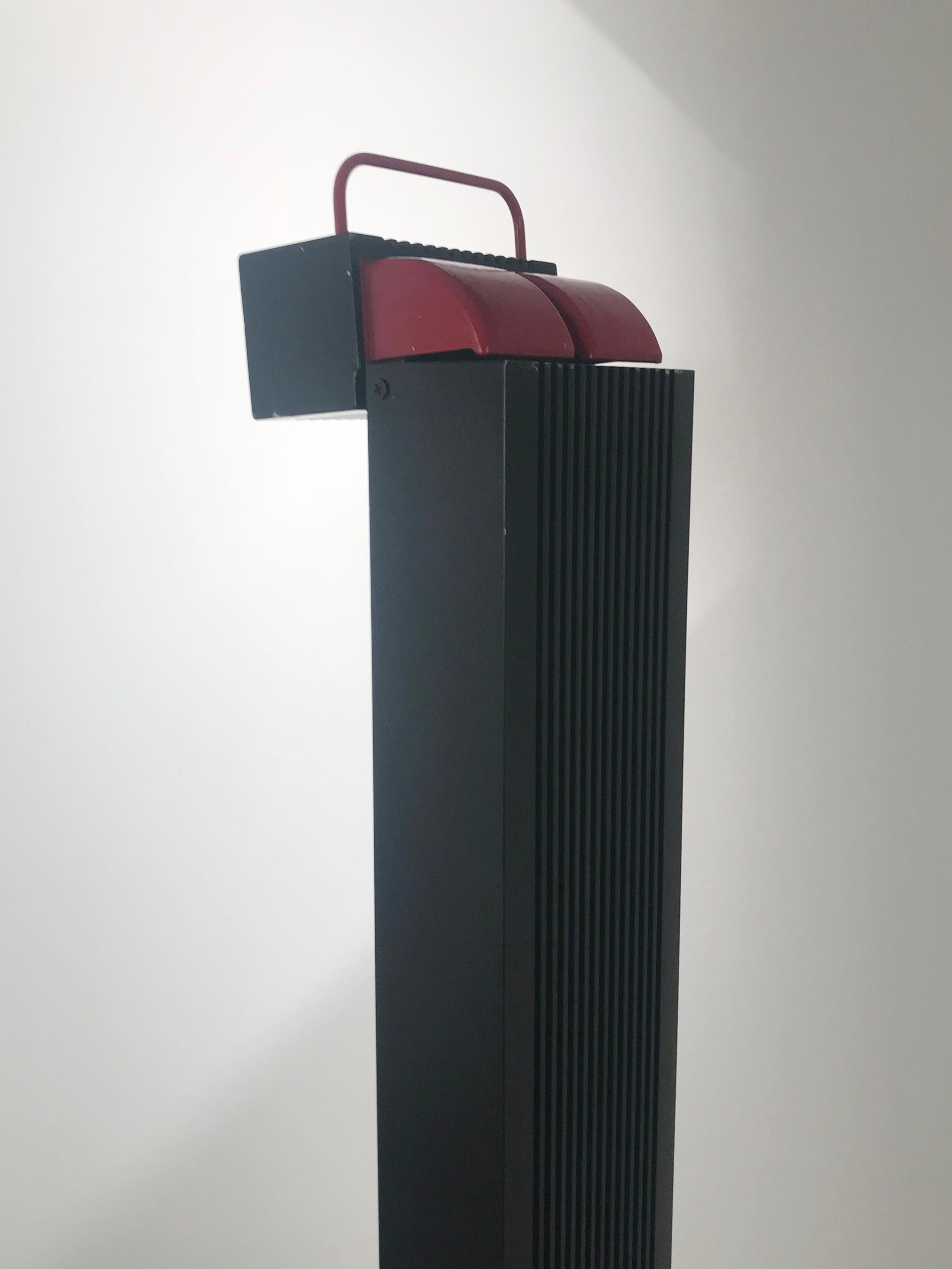 Silvio Carpani Lámpara de pie italiana Zagar de aluminio negro y rojo para Stilnovo, 1978 Italiano en venta