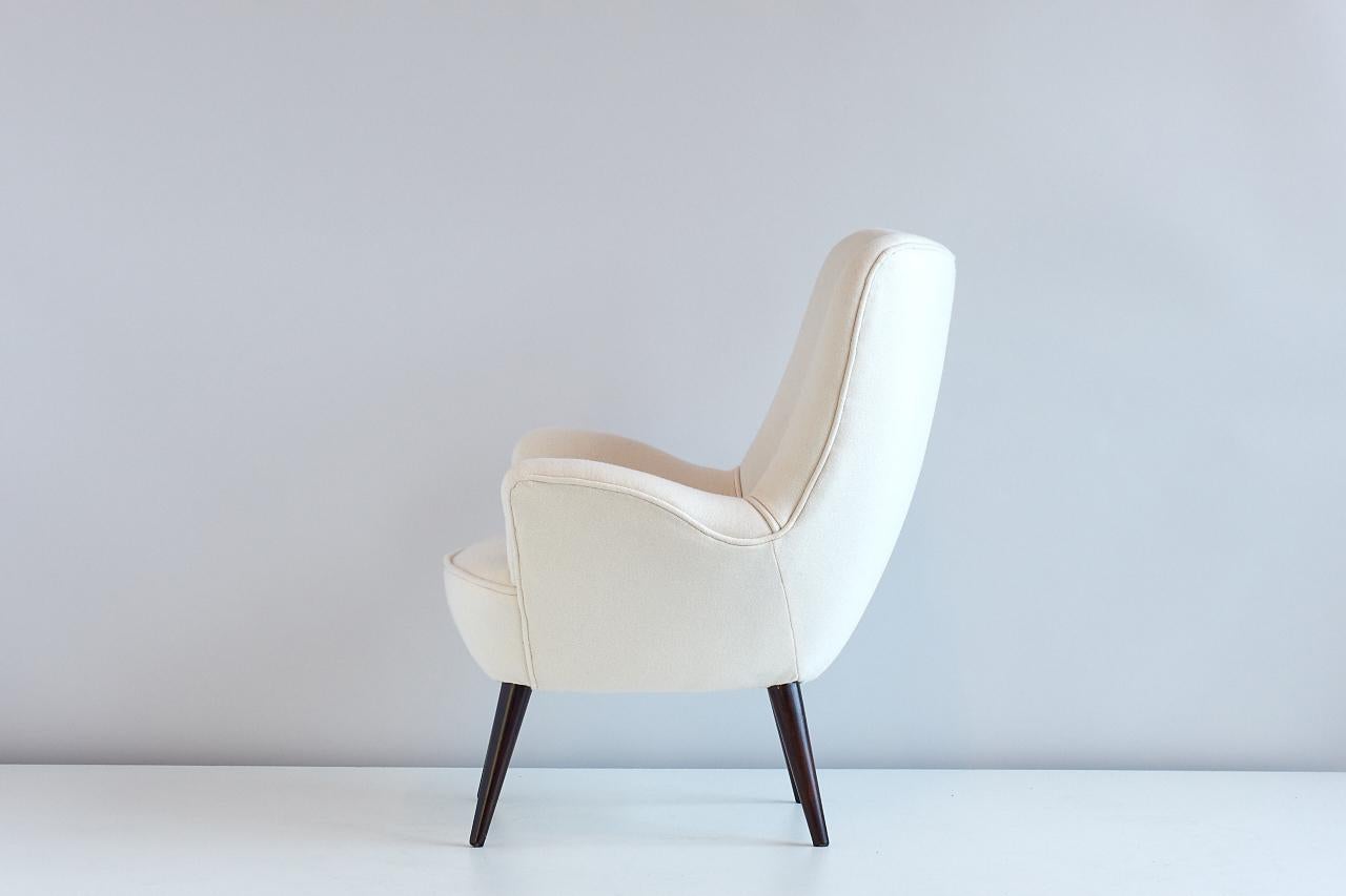 Italian Silvio Cavatorta Armchair Newly Upholstered in White Kvadrat Wool, Italy, 1950s