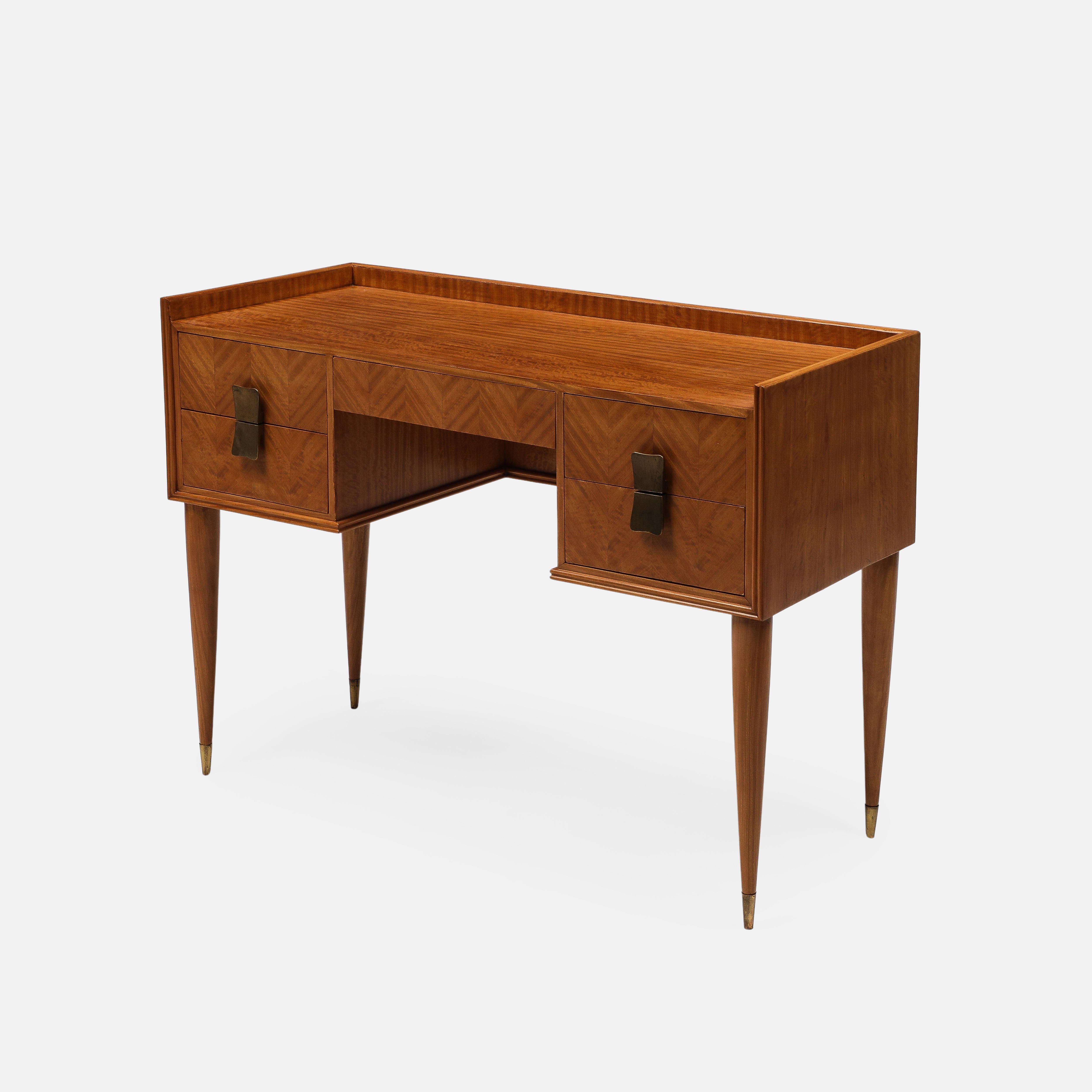 Silvio Cavatorta Birch Desk and Matching Chair in Ivory Bouclé, Italy, 1940s In Good Condition For Sale In New York, NY