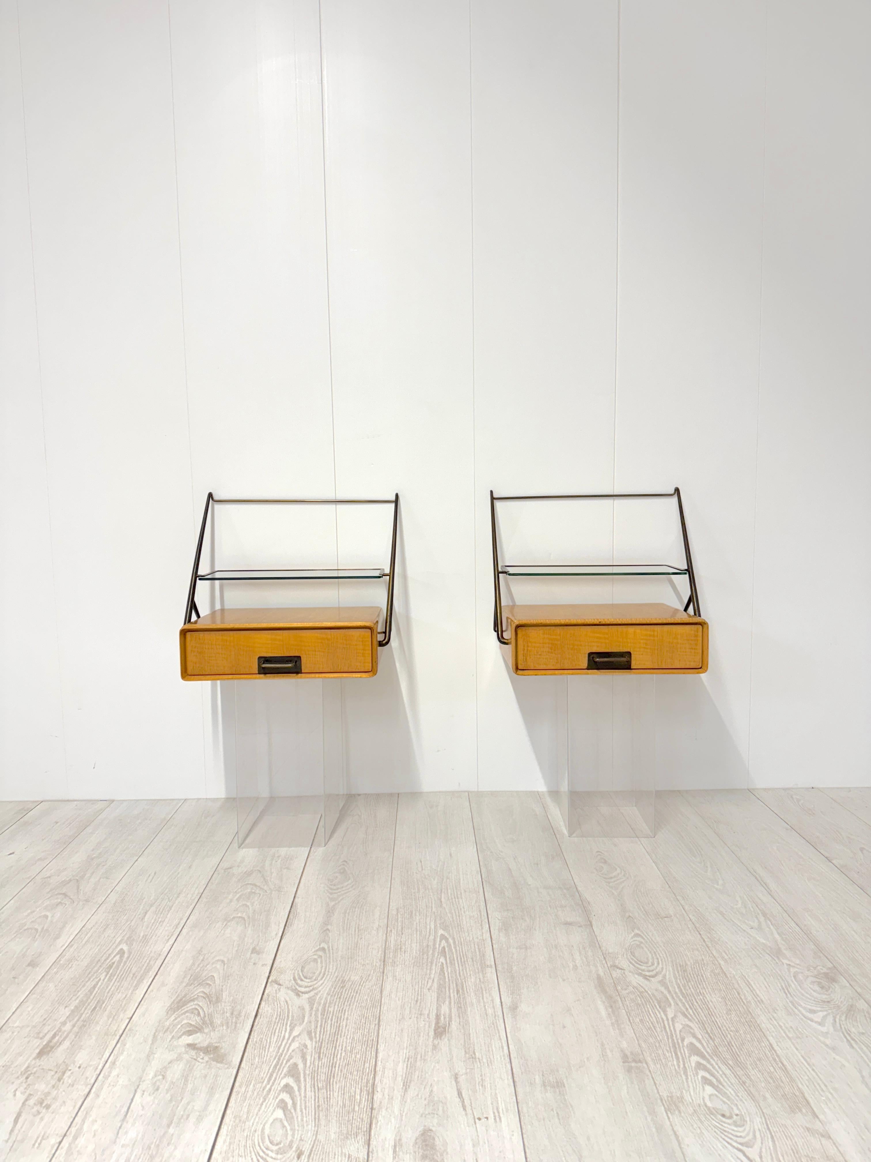 Italian Silvio Cavatorta, Coppia di comodini pensili, anni '50 For Sale