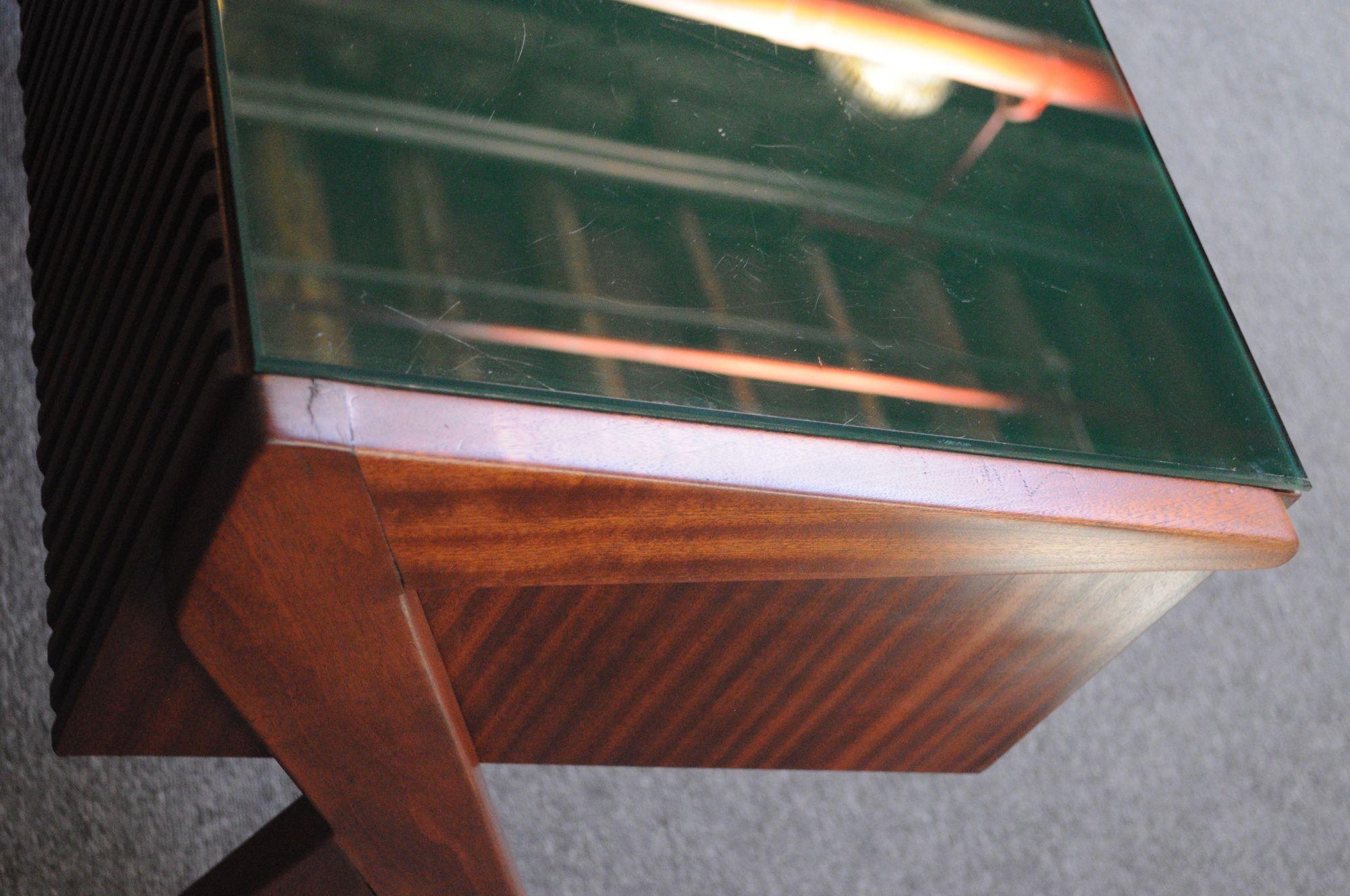 Silvio Cavatorta Kleiner Schreibtisch mit Companion-Tisch aus Nussbaum und grünem Glas im Angebot 5