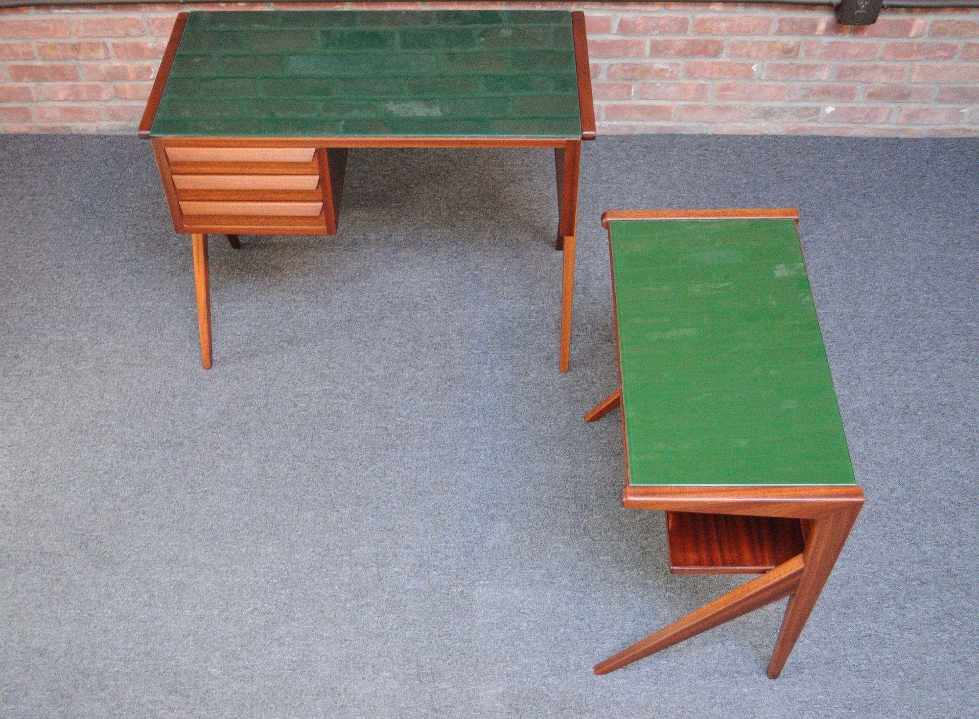 Silvio Cavatorta Kleiner Schreibtisch mit Companion-Tisch aus Nussbaum und grünem Glas im Angebot 10