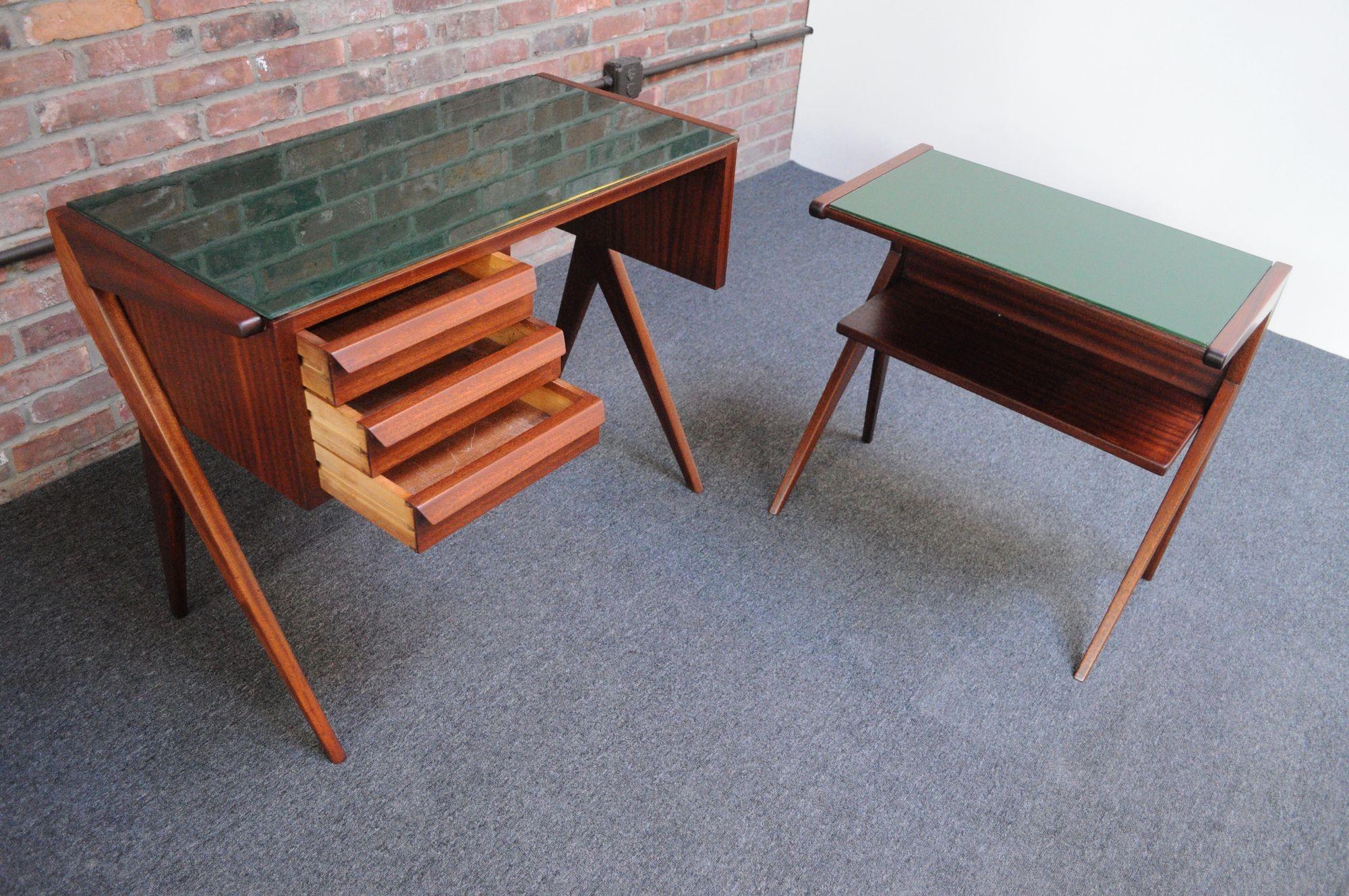 Bellissimo set di scrivania e tavolo in due pezzi di Silvio Cavatorta, in noce italiano profondamente scolpito con superfici in vetro verde. (ca. 1950, Italia). Vanta linee drammatiche e una ricca venatura color noce, che si presenta bene da tutte