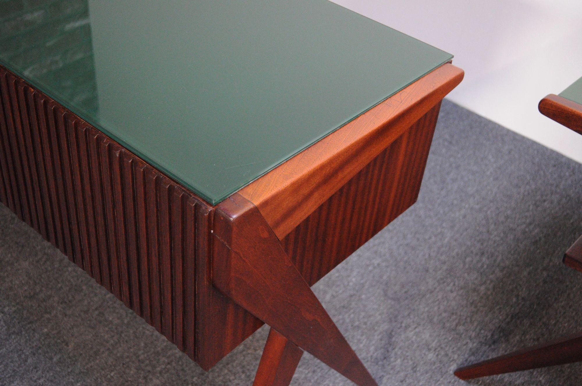 Silvio Cavatorta Kleiner Schreibtisch mit Companion-Tisch aus Nussbaum und grünem Glas im Angebot 15