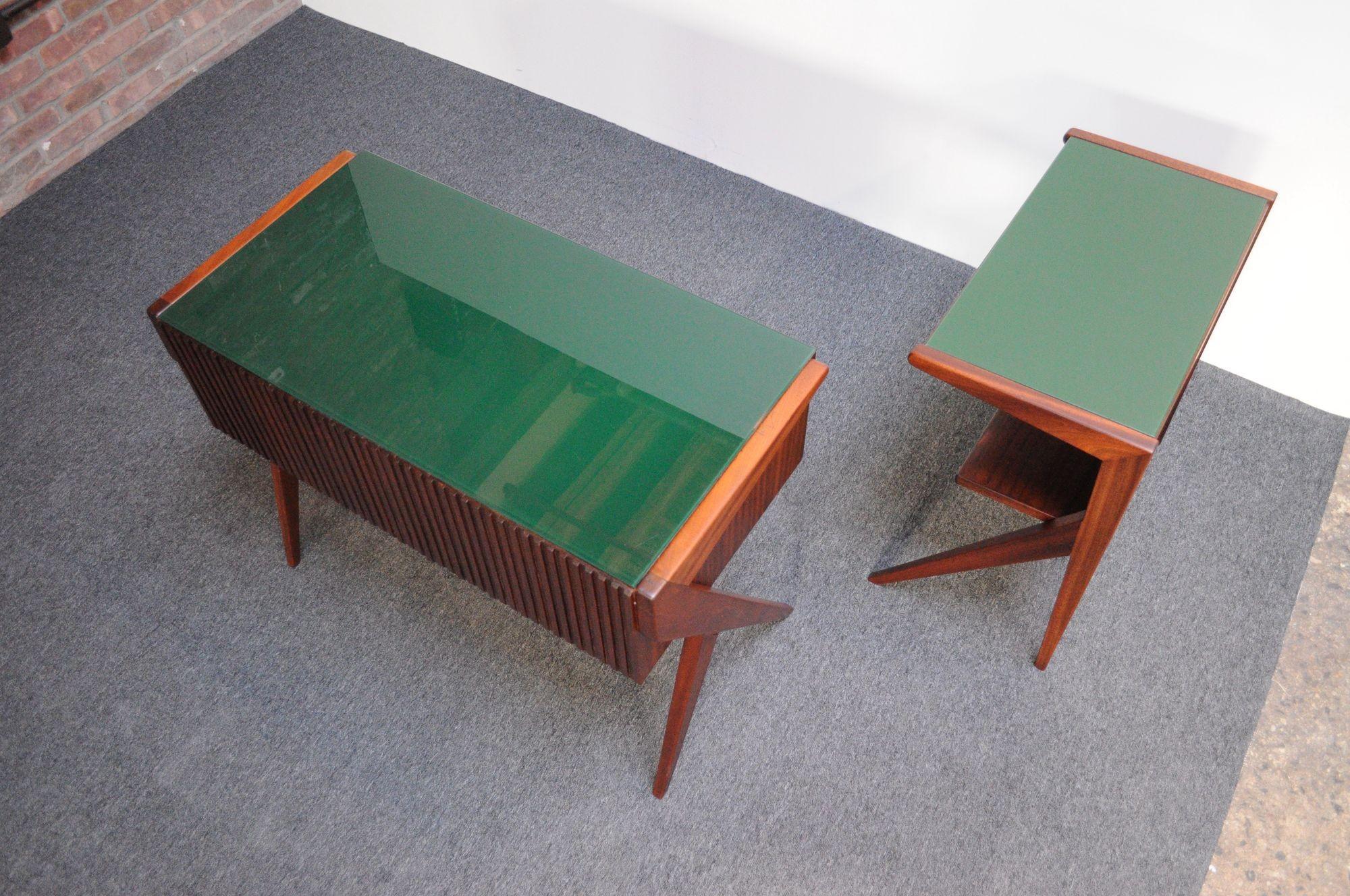 Silvio Cavatorta Kleiner Schreibtisch mit Companion-Tisch aus Nussbaum und grünem Glas (Mitte des 20. Jahrhunderts) im Angebot