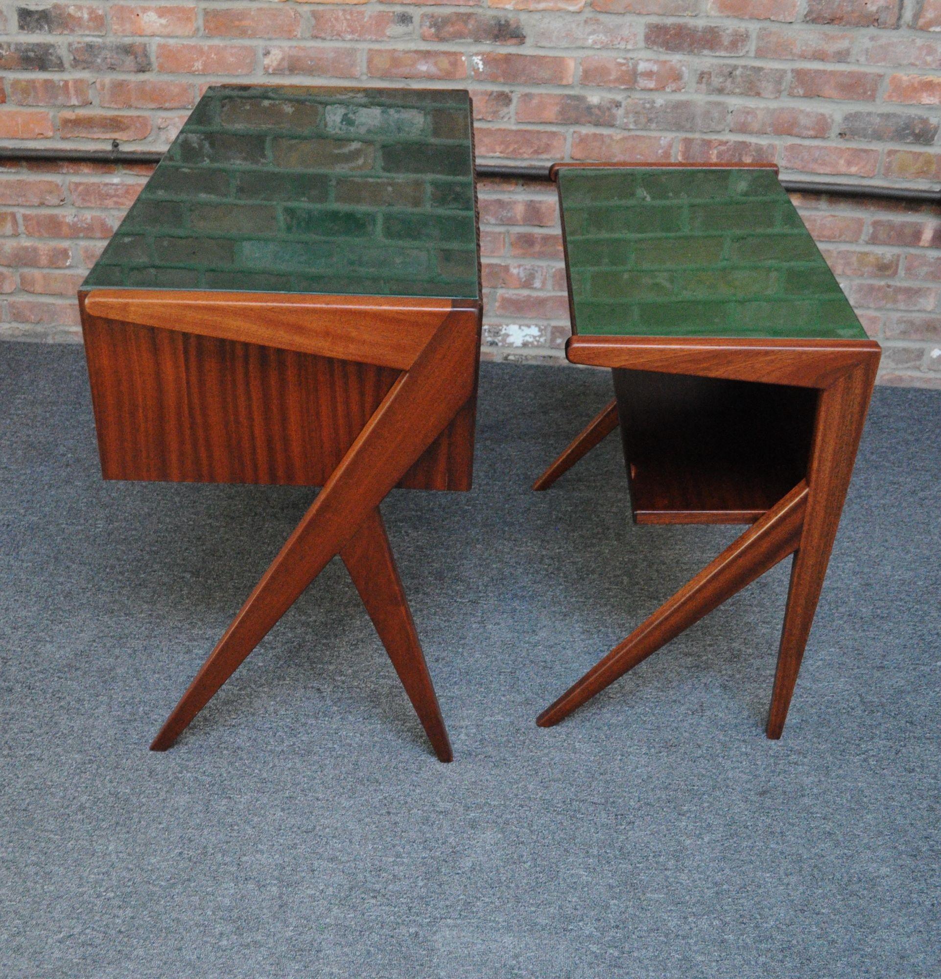 Silvio Cavatorta Kleiner Schreibtisch mit Companion-Tisch aus Nussbaum und grünem Glas im Angebot 1