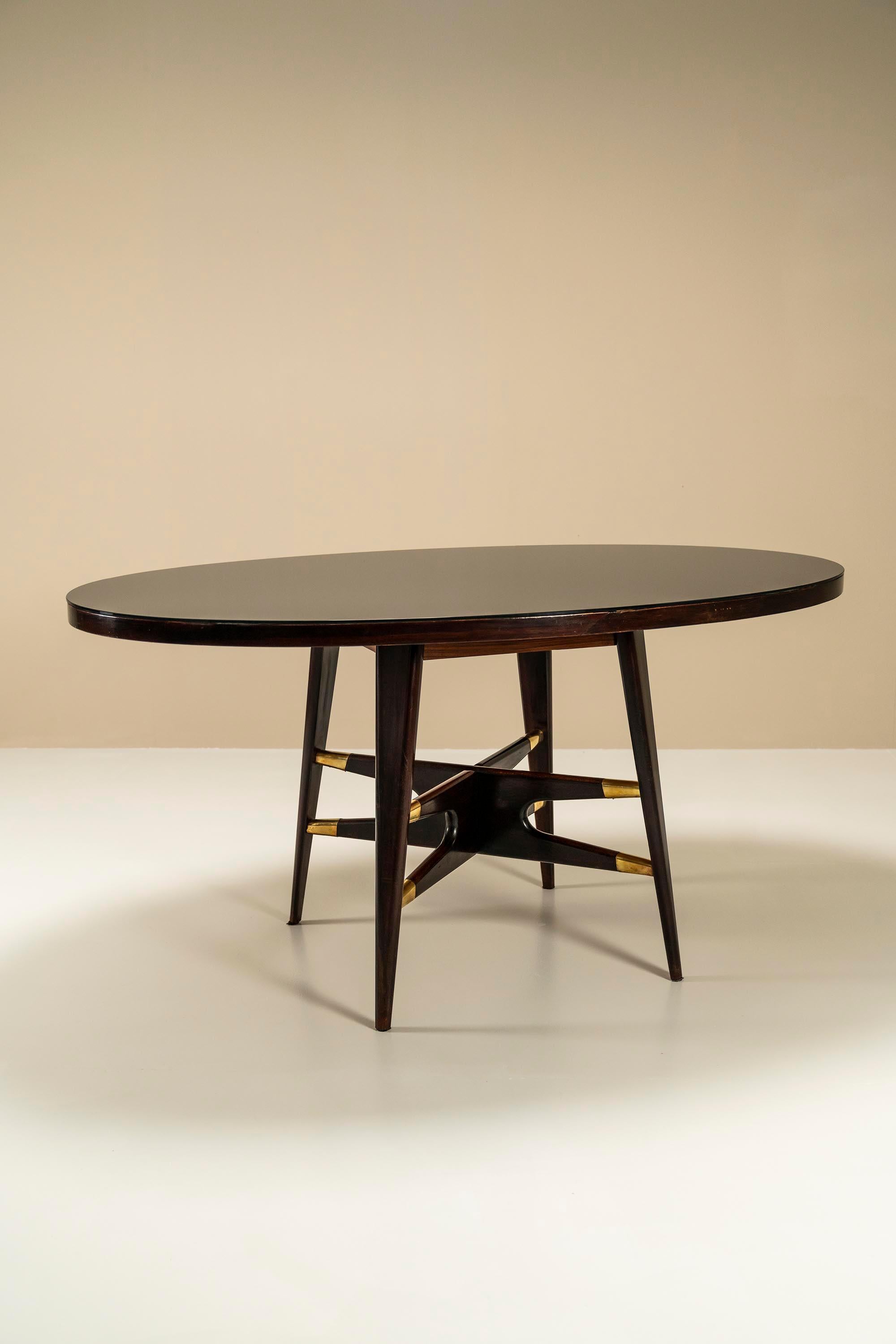 A very chic and very stylish appearance is what we first want to mention about this 1950s dining table by Italian designer Silvio Cavatorta. One of the greater Italian designers who rose to fame with his designs during the 1950s. Typical for his