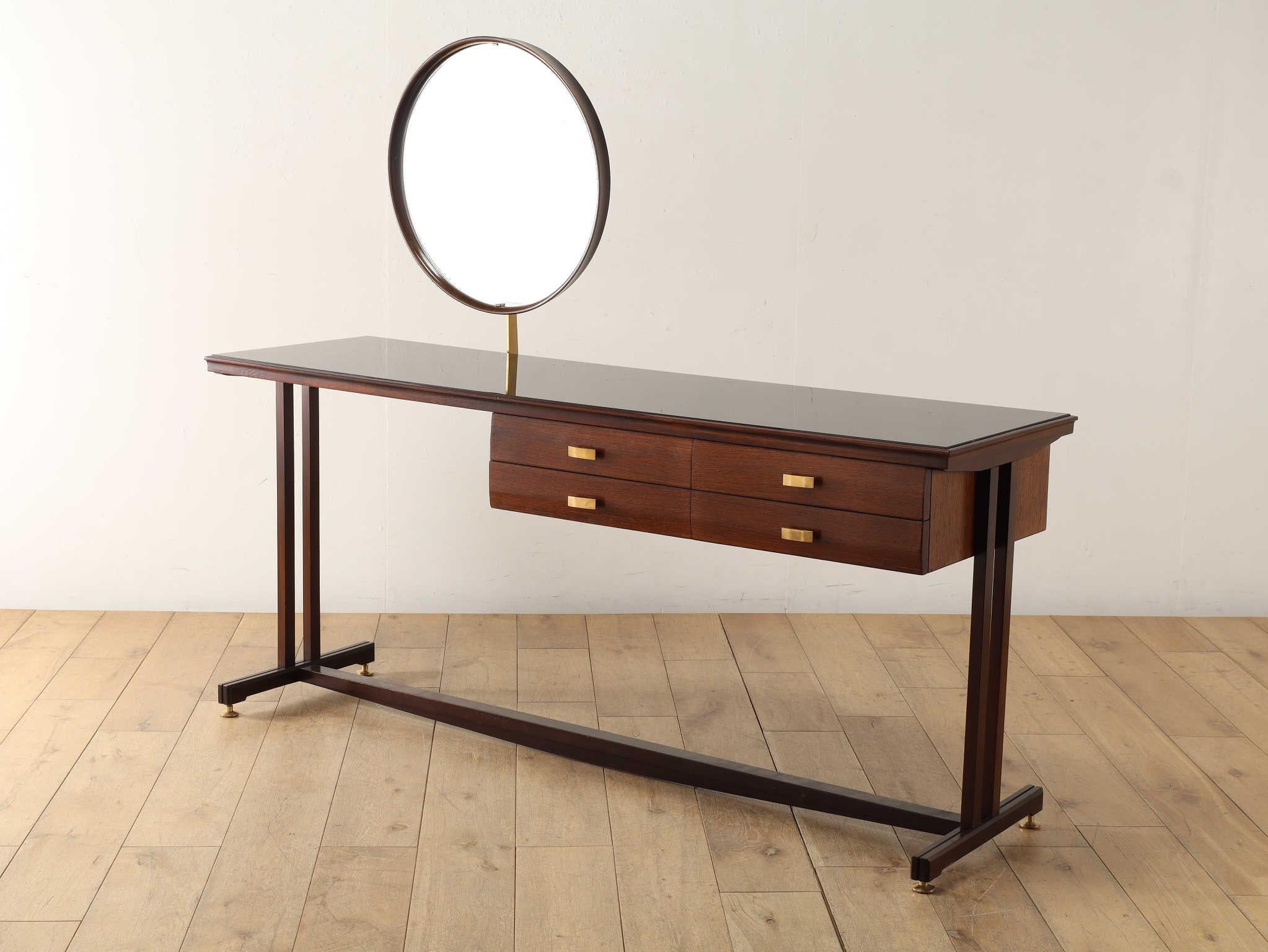 Questa elegante toeletta è stata progettata da Silvio Cavatorta, un rinomato designer italiano famoso per la sua dedizione all'artigianato tradizionale rispetto alla produzione industriale di massa. A differenza di molti designer che hanno