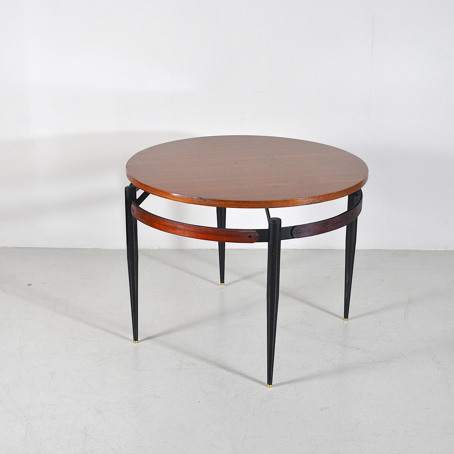 A circular coffee table an Italian mid-1960s by Silvio Cavatorta.