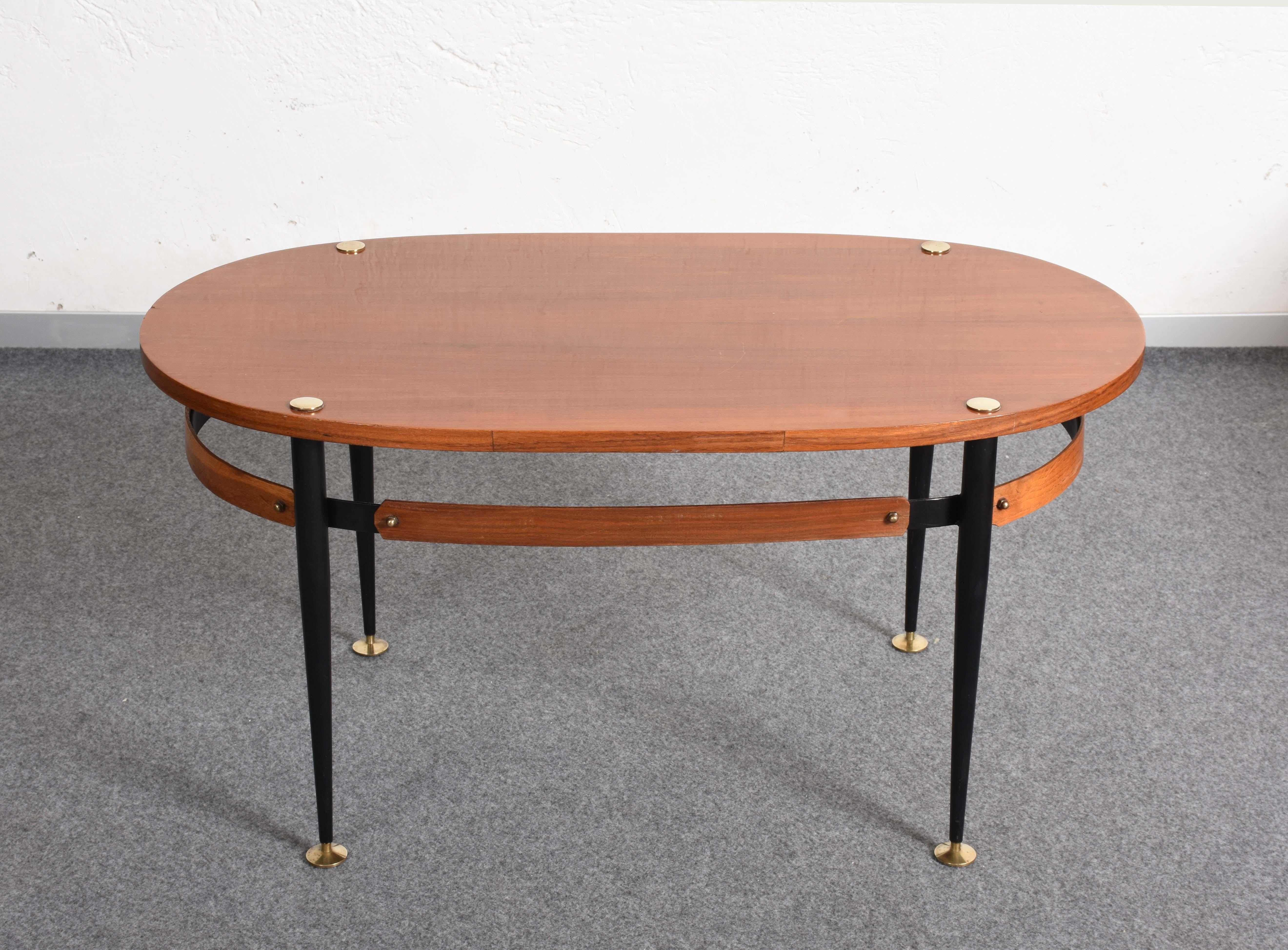Milieu du XXe siècle Table basse ovale italienne Silvio Cavatorta en fer et bois de teck du milieu du siècle, années 1950 en vente