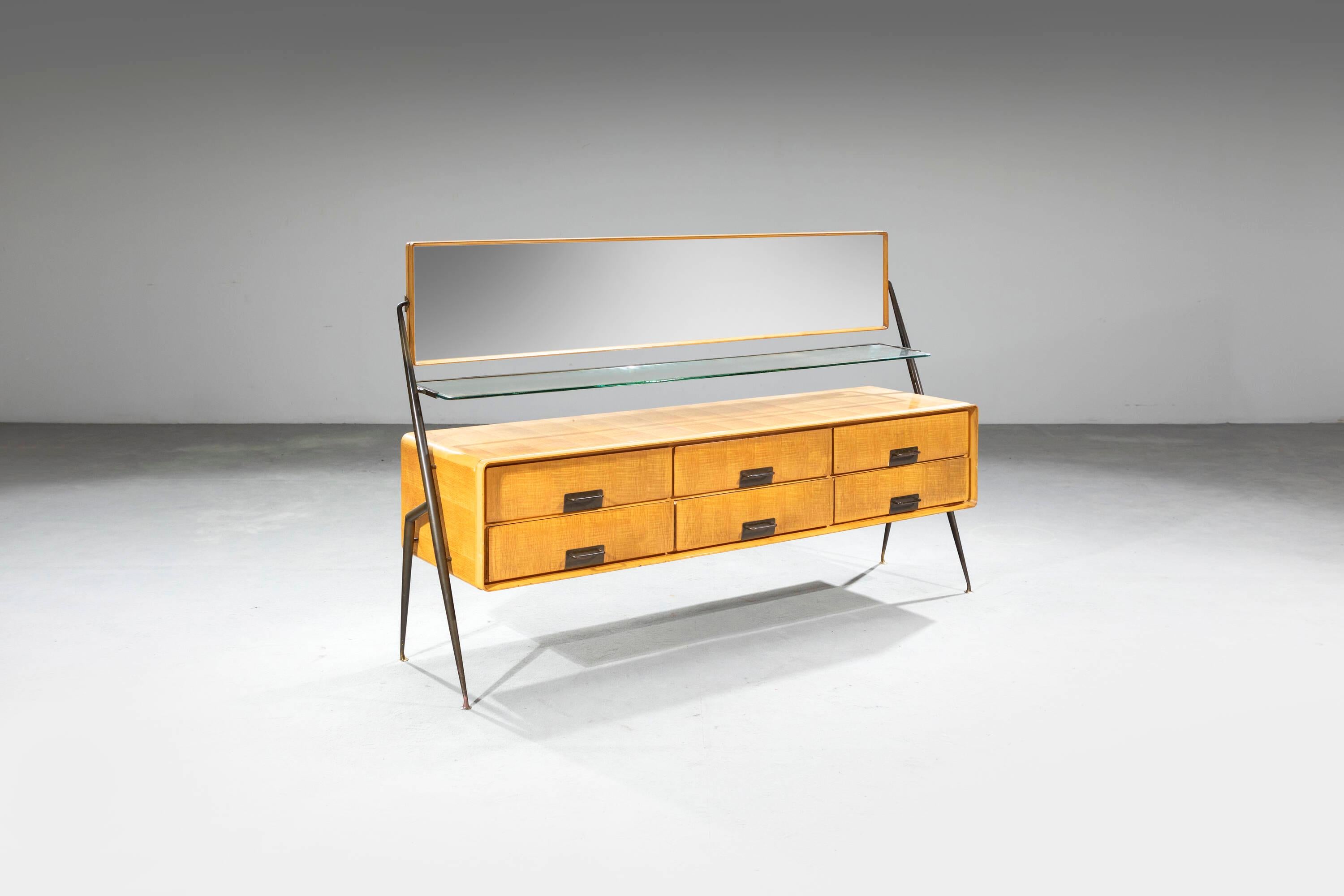 Mobile contenitore con 6 cassetti, piano in cristallo e specchio basculante di Silvio Cavatorta, anni ’50
Buone condizioni vintage, piccoli segni dovuti all'uso
