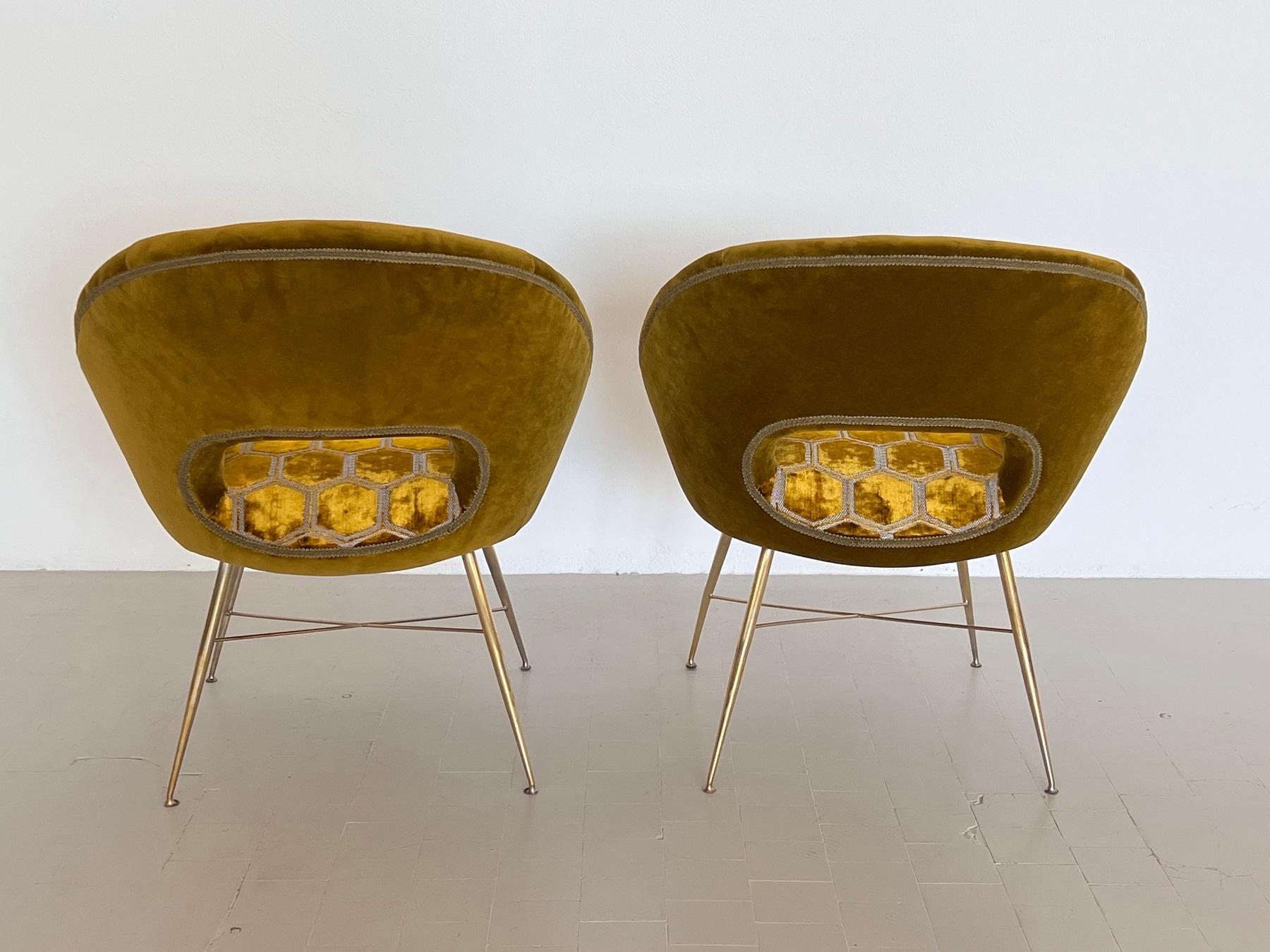 Silvio Cavatorta Pair of Chairs with Brass Legs Re-upholstered in Velvet, 1950s For Sale 2