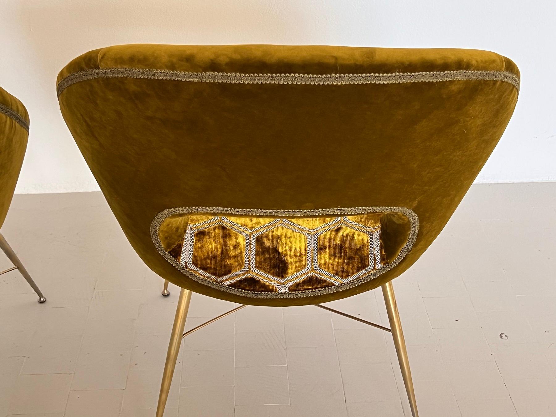 Silvio Cavatorta Pair of Chairs with Brass Legs Re-upholstered in Velvet, 1950s For Sale 3