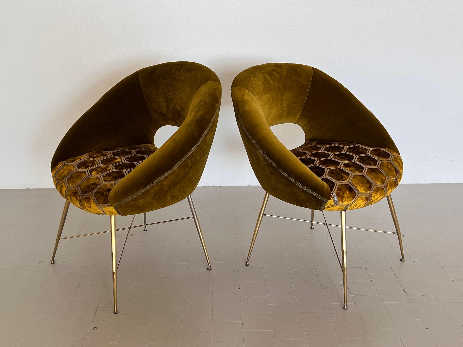 Silvio Cavatorta Pair of Chairs with Brass Legs Re-upholstered in Velvet, 1950s For Sale 4