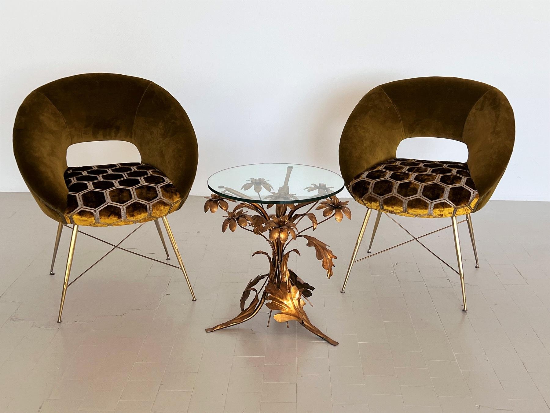 Magnifique ensemble de deux chaises d'appoint conçues par Silvio Cavatorta dans les années 1950 et fabriquées en Italie.
Les bases des chaises sont en laiton brillant, qui a été poli.
Entièrement retapissé à l'intérieur et à l'extérieur avec des