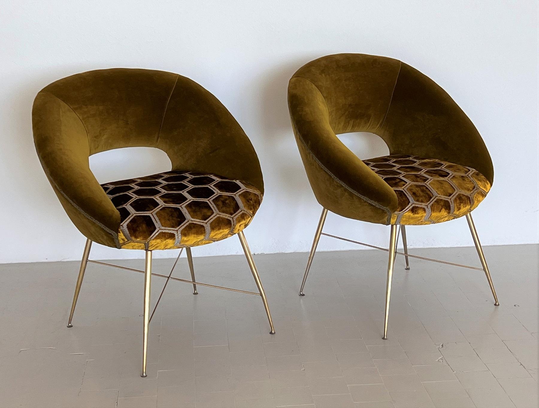 Mid-Century Modern Silvio Cavatorta Pair of Chairs with Brass Legs Re-upholstered in Velvet, 1950s For Sale
