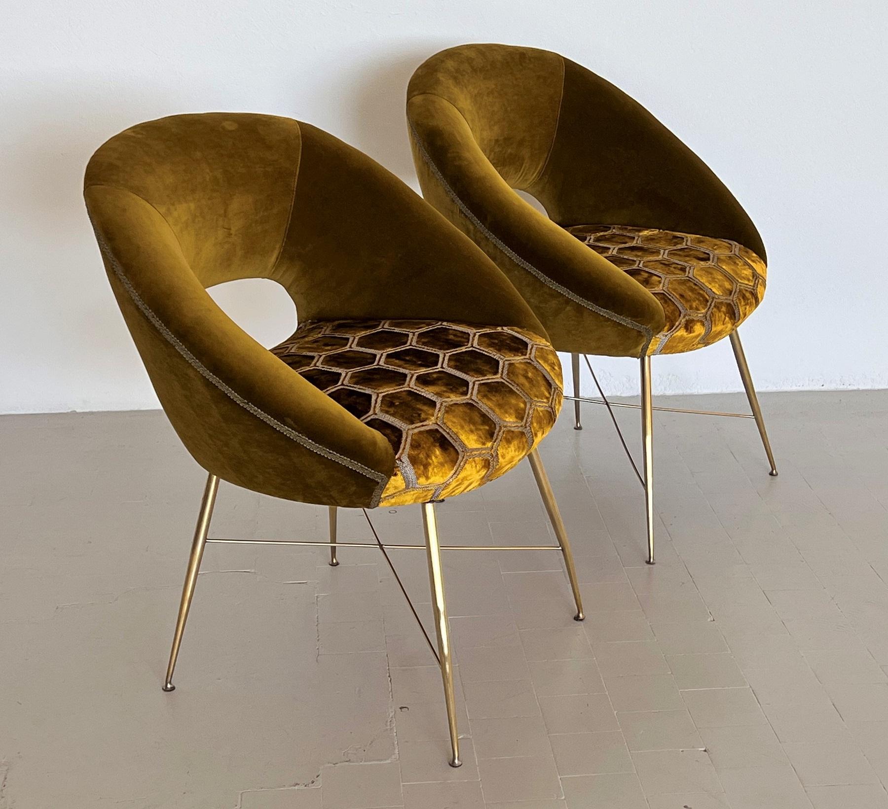 Italian Silvio Cavatorta Pair of Chairs with Brass Legs Re-upholstered in Velvet, 1950s For Sale