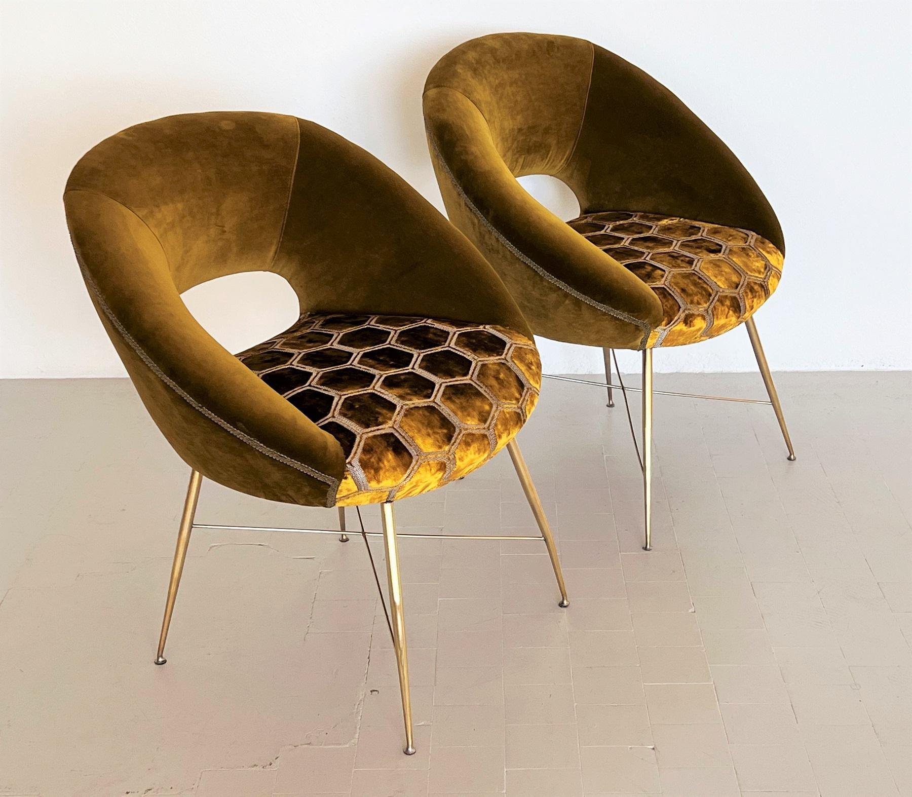 Hand-Crafted Silvio Cavatorta Pair of Chairs with Brass Legs Re-upholstered in Velvet, 1950s For Sale