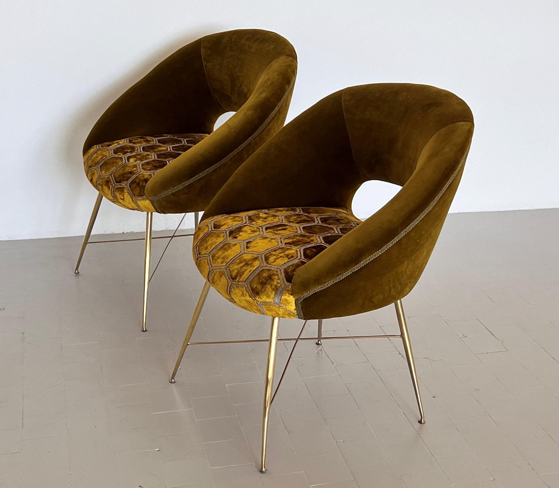 Milieu du XXe siècle Paire de chaises Silvio Cavatorta avec pieds en laiton recouverts de velours, années 1950 en vente