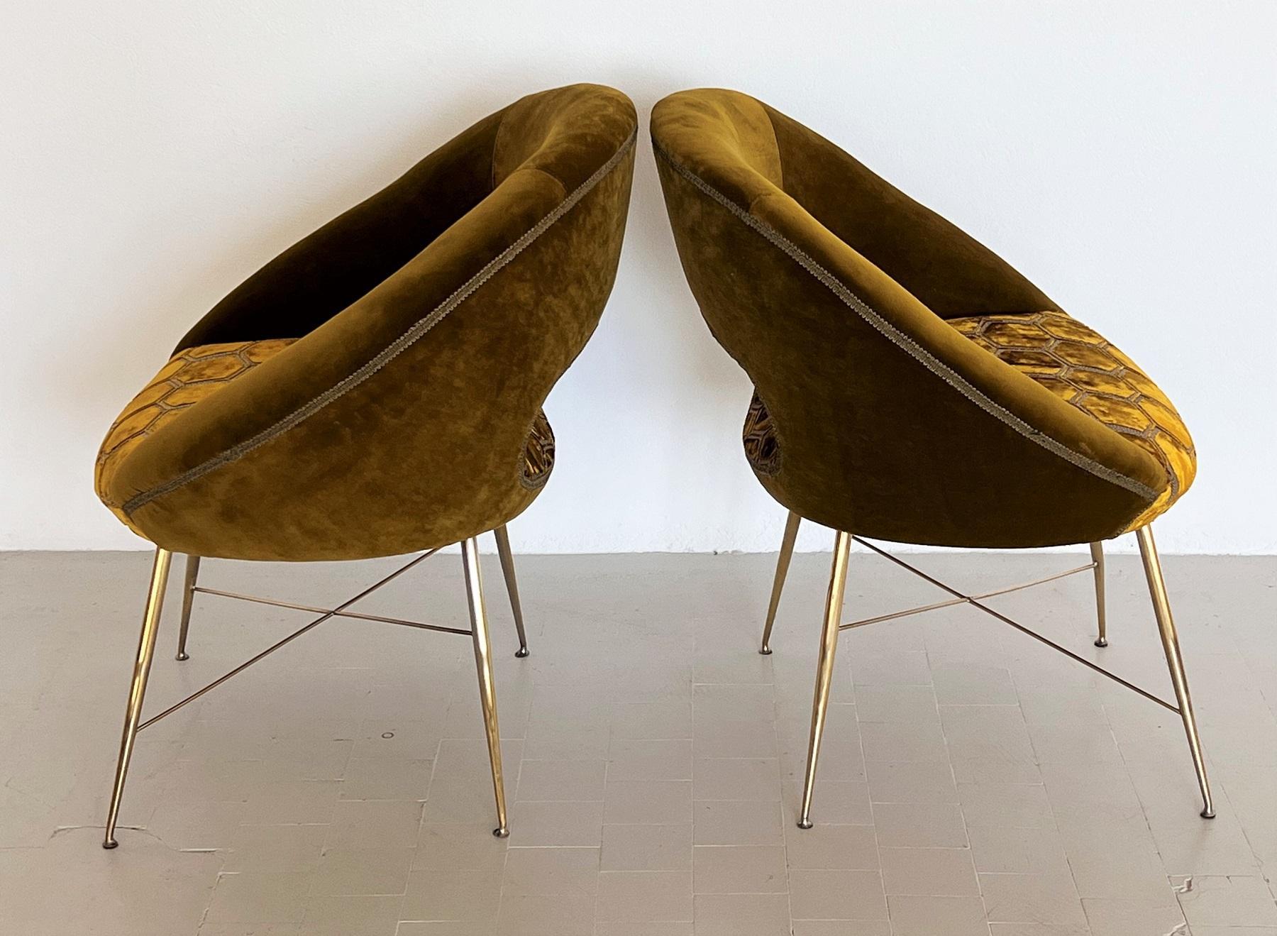 Silvio Cavatorta Pair of Chairs with Brass Legs Re-upholstered in Velvet, 1950s For Sale 1