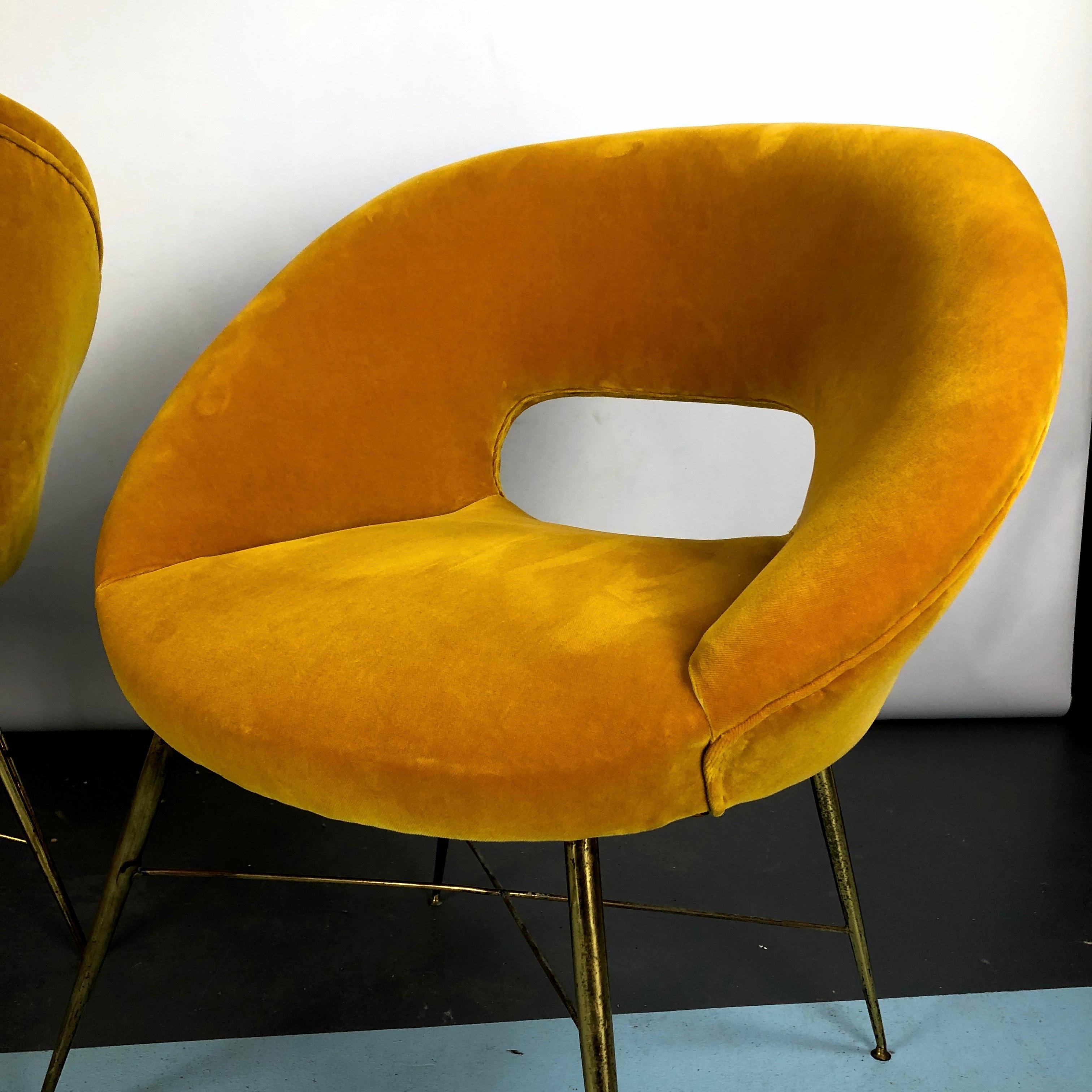 Silvio Cavatorta, paire de fauteuils en velours doré des années 50 en vente 3