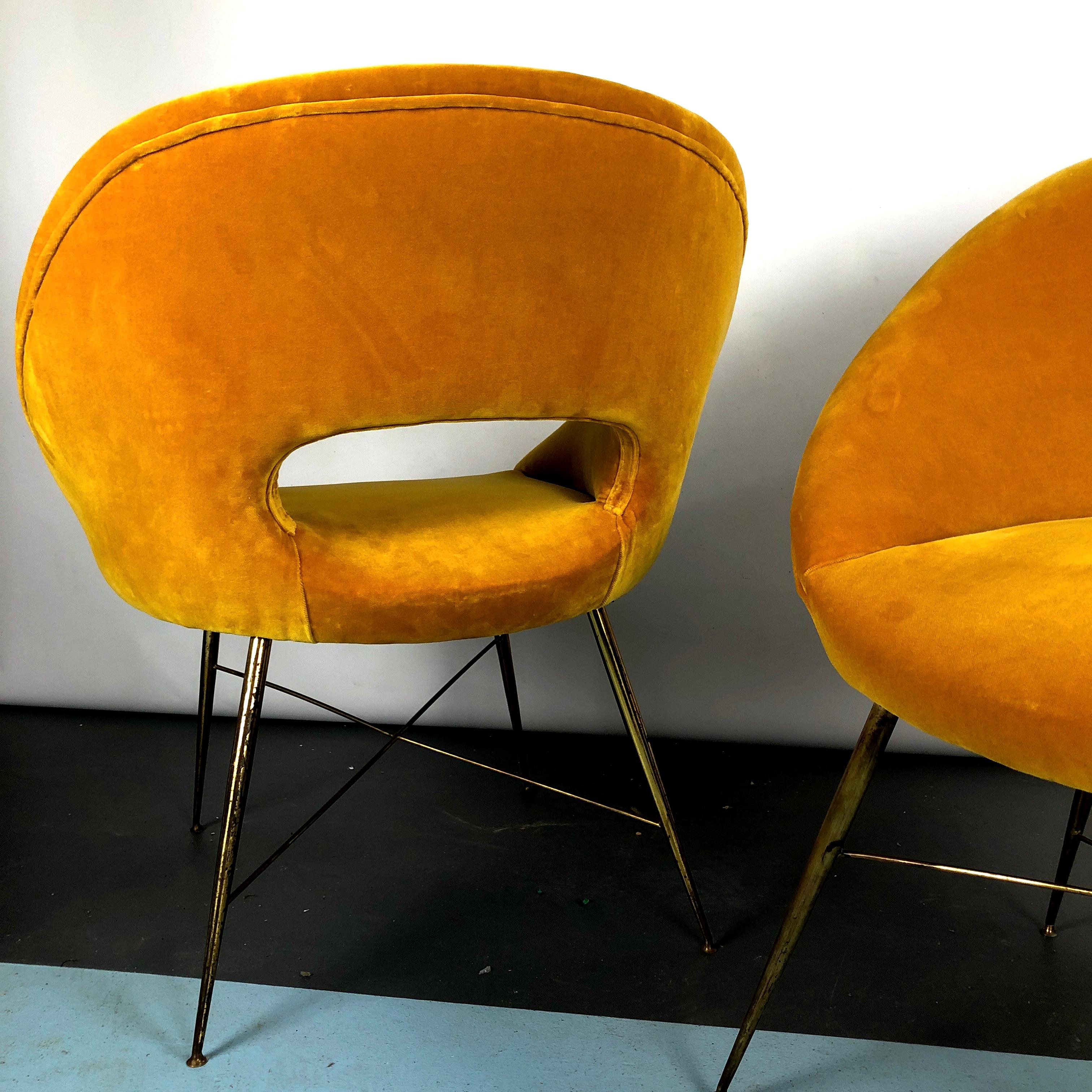Silvio Cavatorta, paire de fauteuils en velours doré des années 50 en vente 4