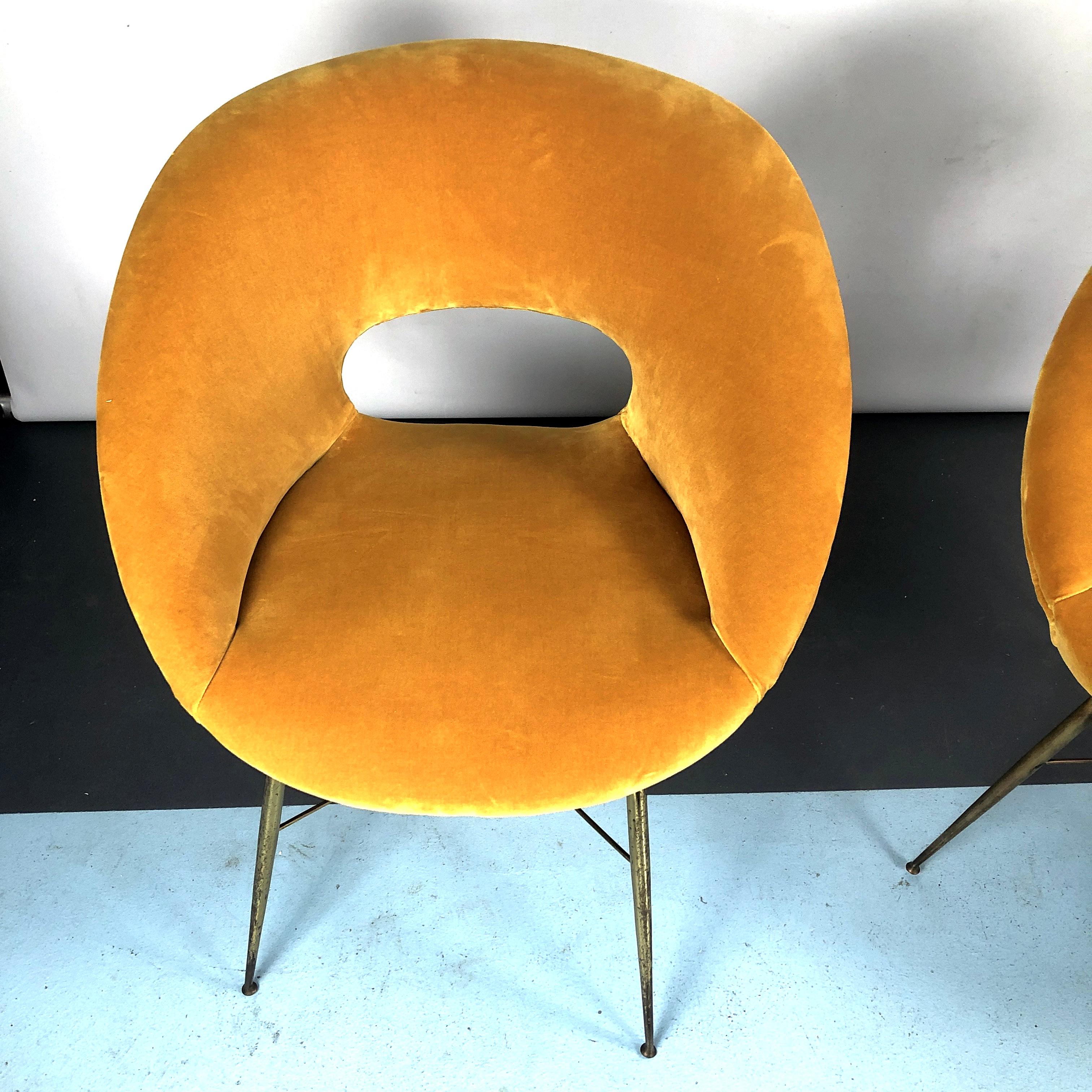 Silvio Cavatorta, paire de fauteuils en velours doré des années 50 en vente 6