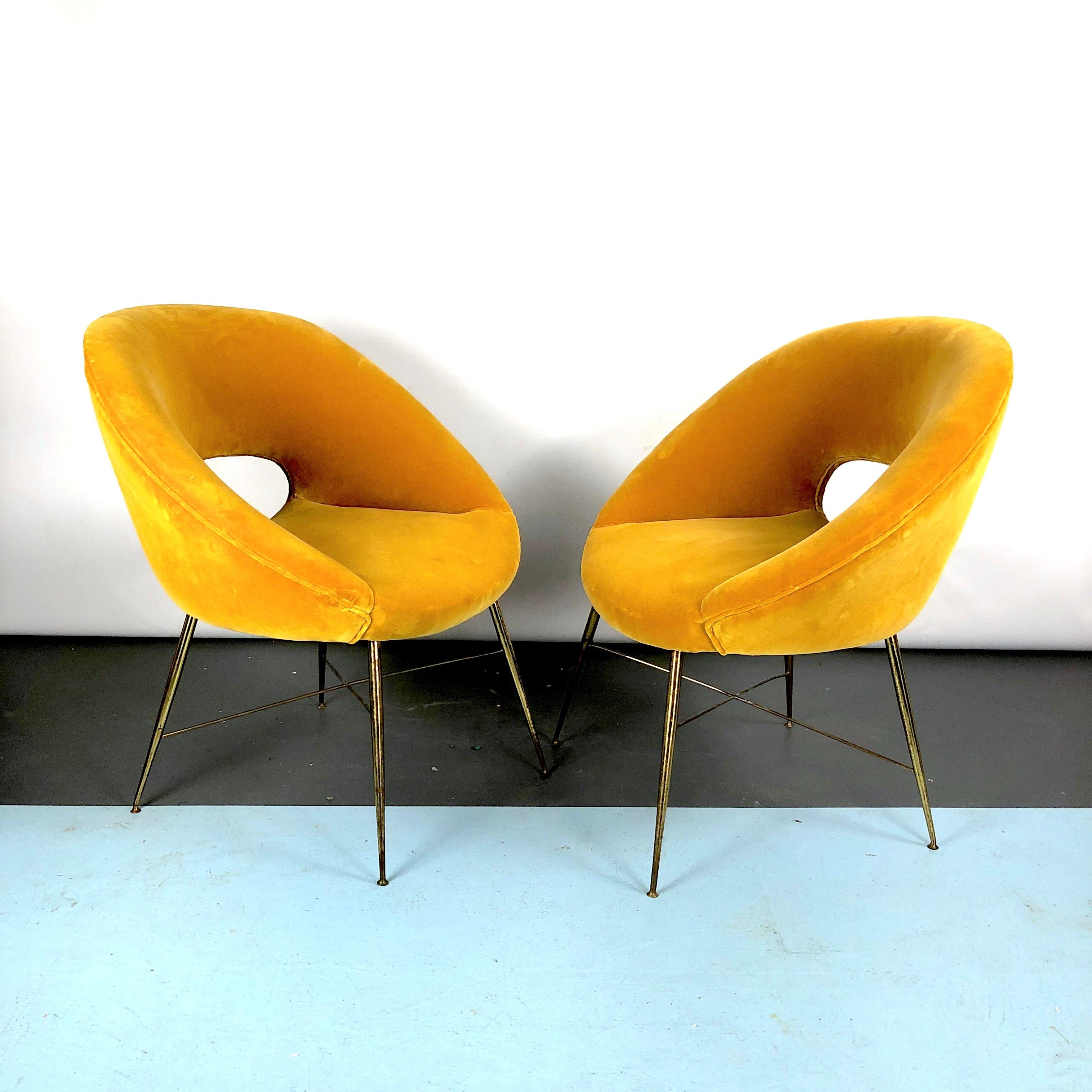 Silvio Cavatorta, paire de fauteuils en velours doré des années 50 en vente 9