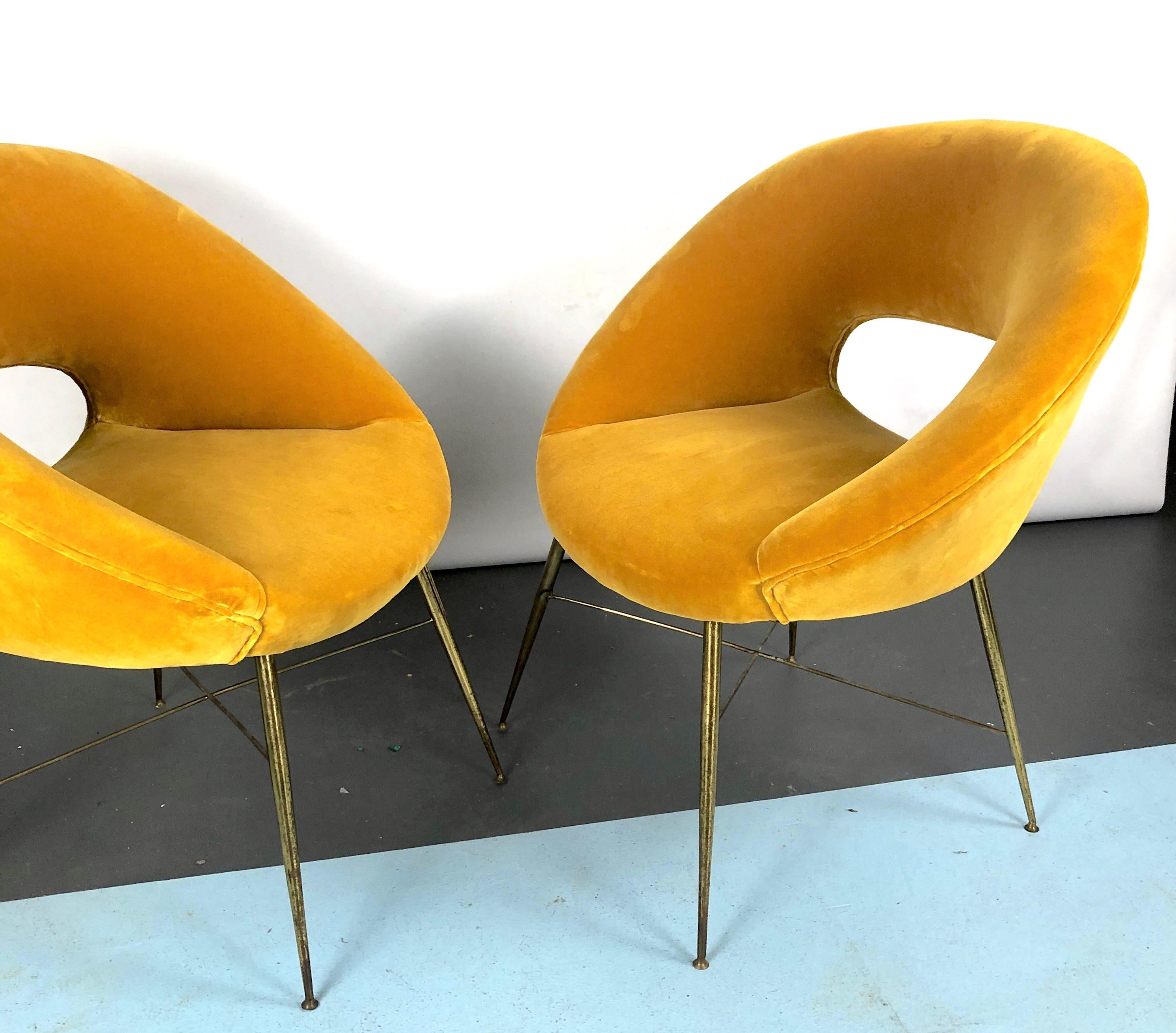 Silvio Cavatorta, paire de fauteuils en velours doré des années 50 en vente 10