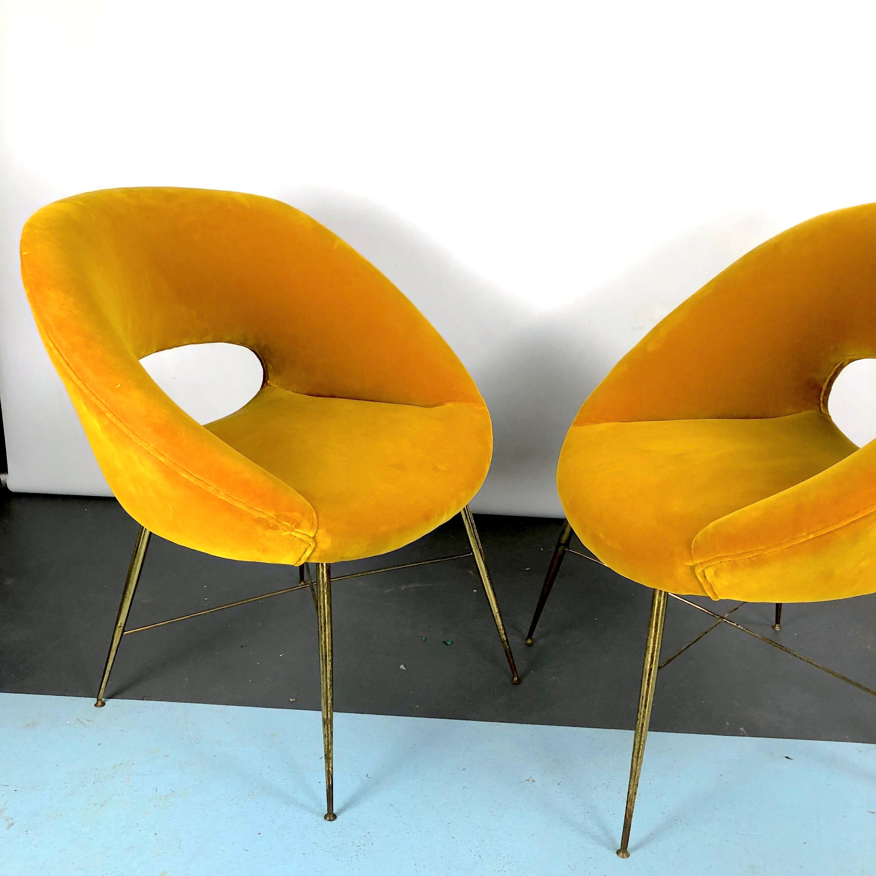 Silvio Cavatorta, paire de fauteuils en velours doré des années 50 en vente 11