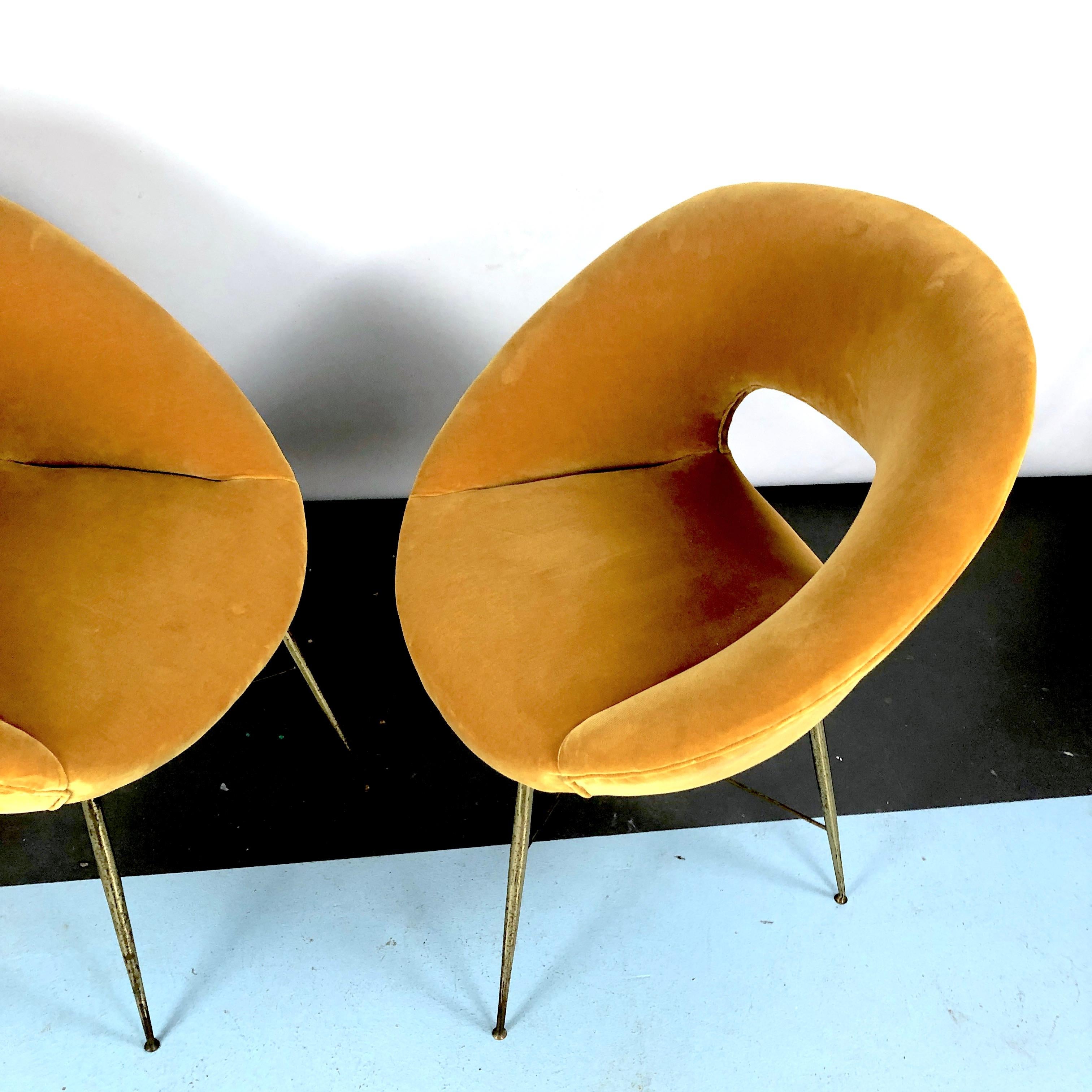 Silvio Cavatorta, paire de fauteuils en velours doré des années 50 en vente 12